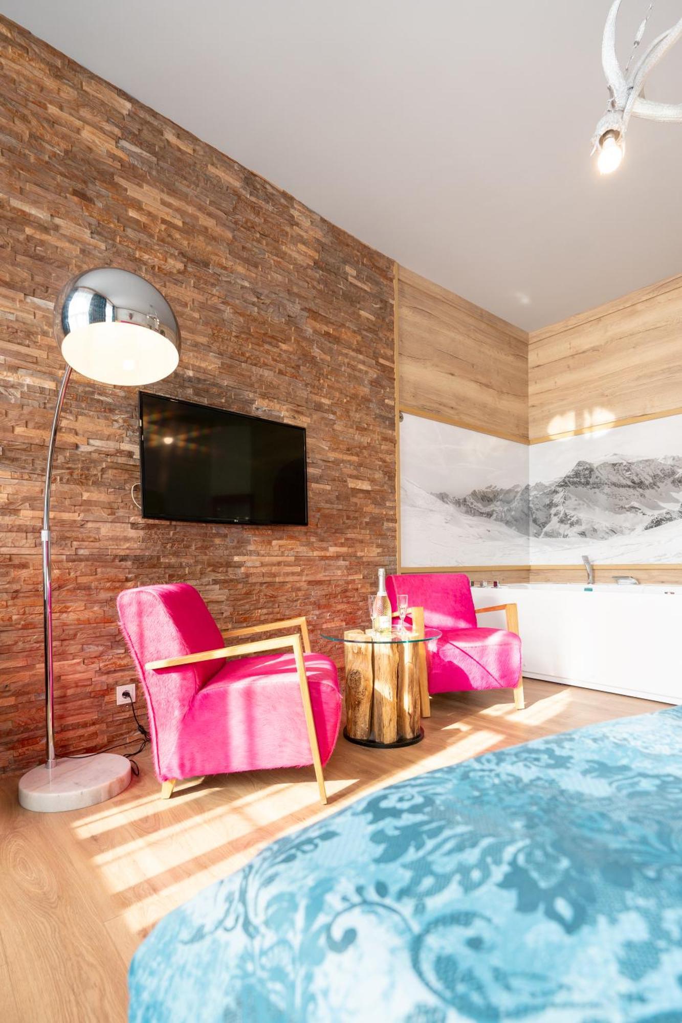 Urania Hotel 3*