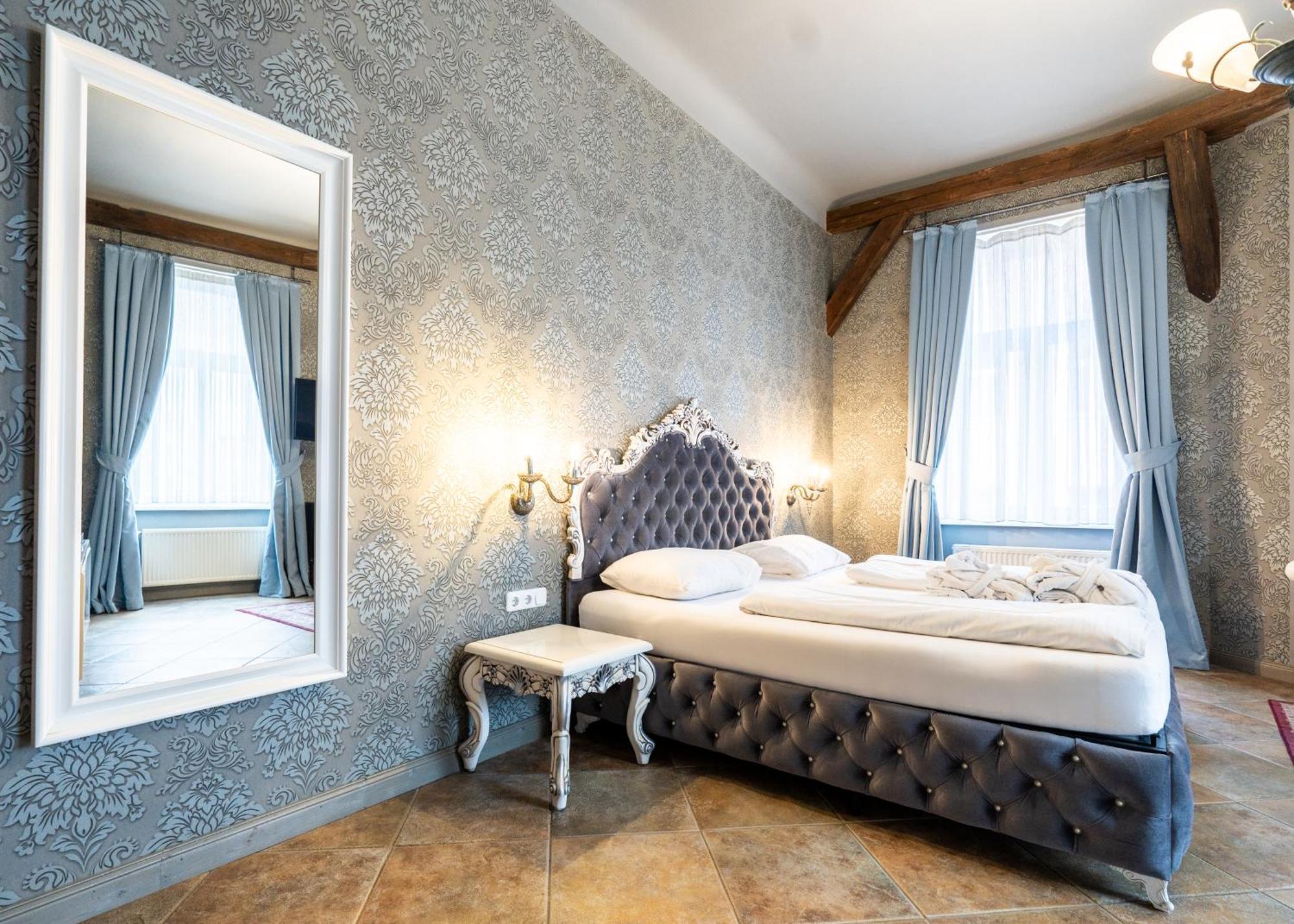 Urania Hotel 3*