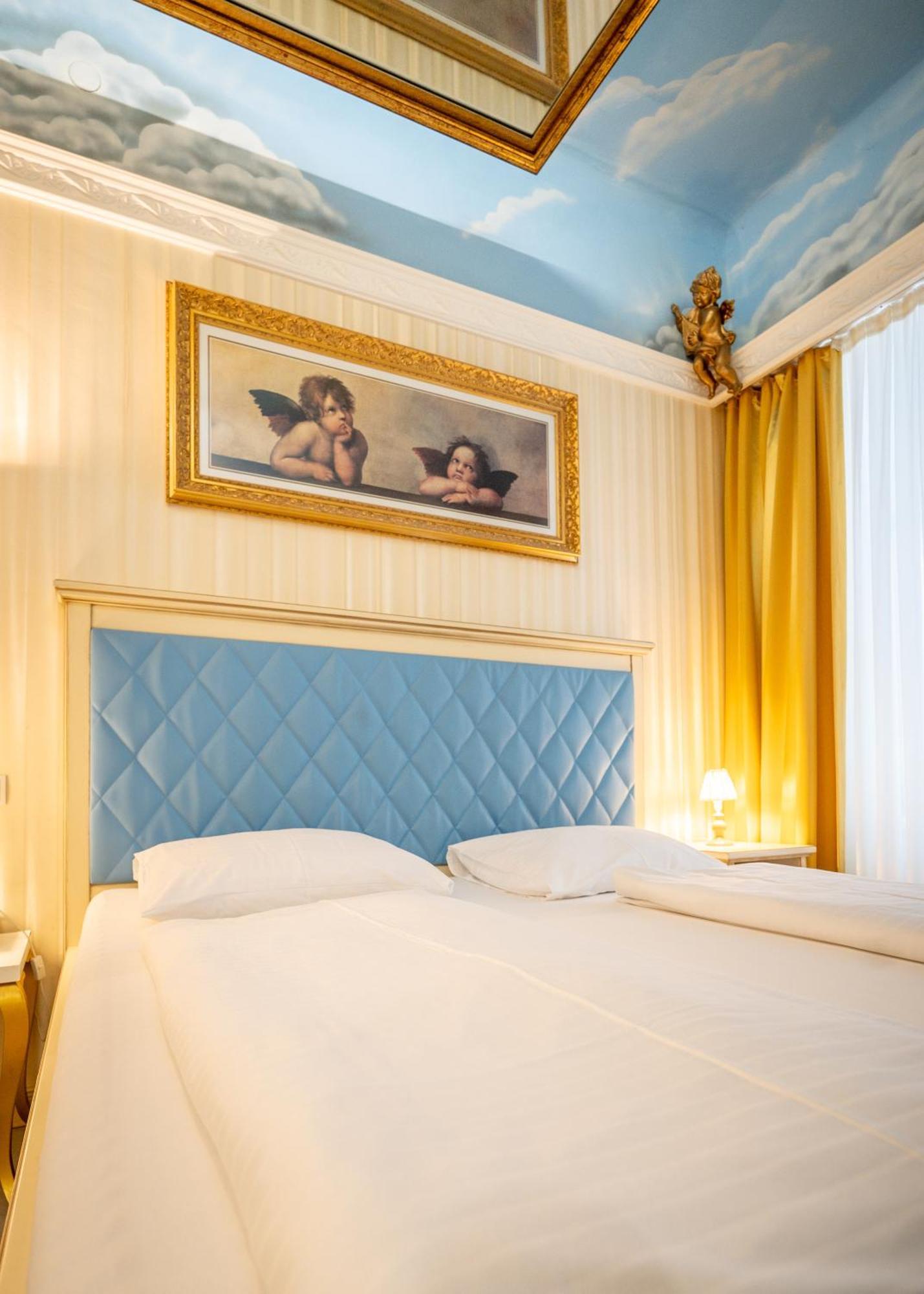 Urania Hotel
