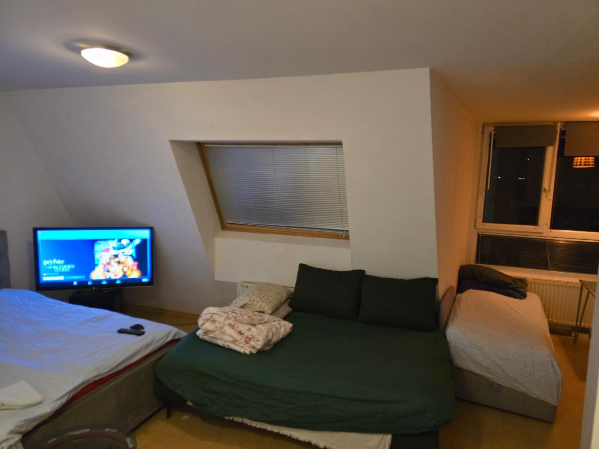 Cozy Bright Penthouse Close To U1 And U6 Metros *