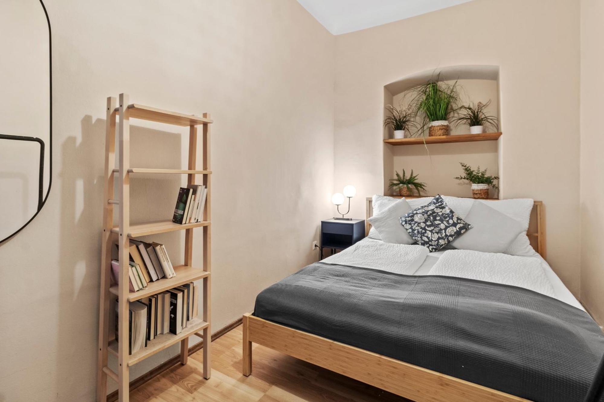 Spacious 2 Bedroom I 2 Minutes To Metro And Train Station Apartment