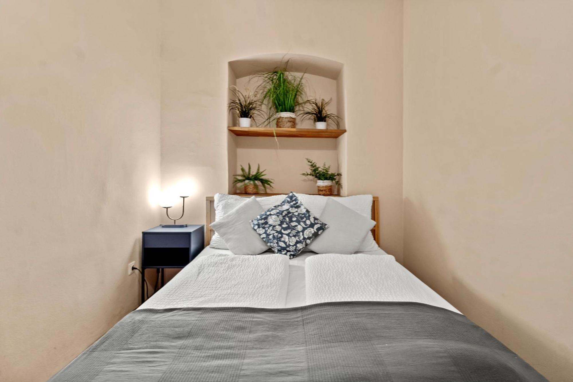 Spacious 2 Bedroom I 2 Minutes To Metro And Train Station *