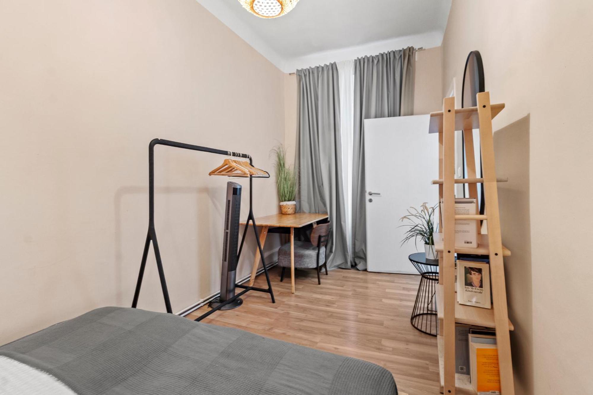 Spacious 2 Bedroom I 2 Minutes To Metro And Train Station Apartment