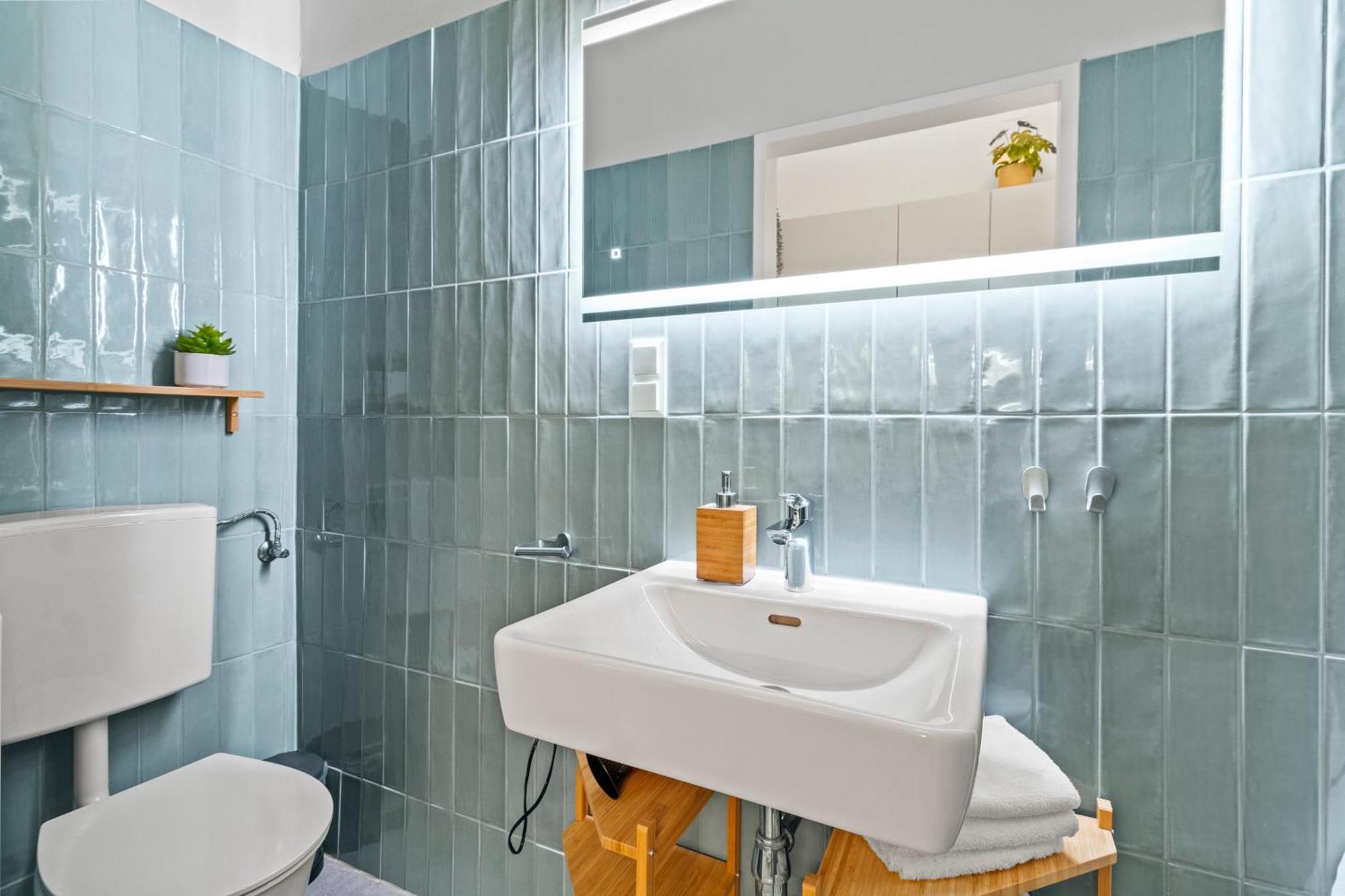 Spacious 2 Bedroom I 2 Minutes To Metro And Train Station Apartment *