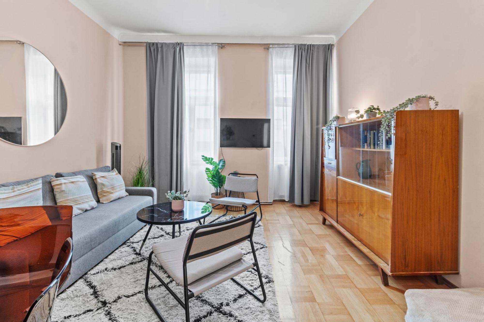 Apartment Spacious 2 Bedroom I 2 Minutes To Metro And Train Station *