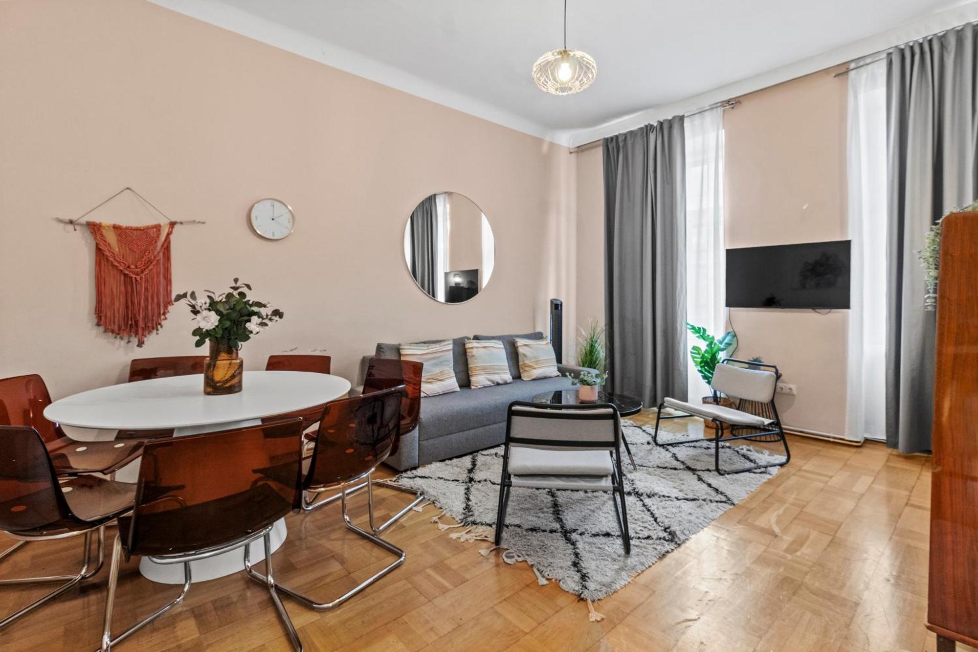 Apartment Spacious 2 Bedroom I 2 Minutes To Metro And Train Station Vienna