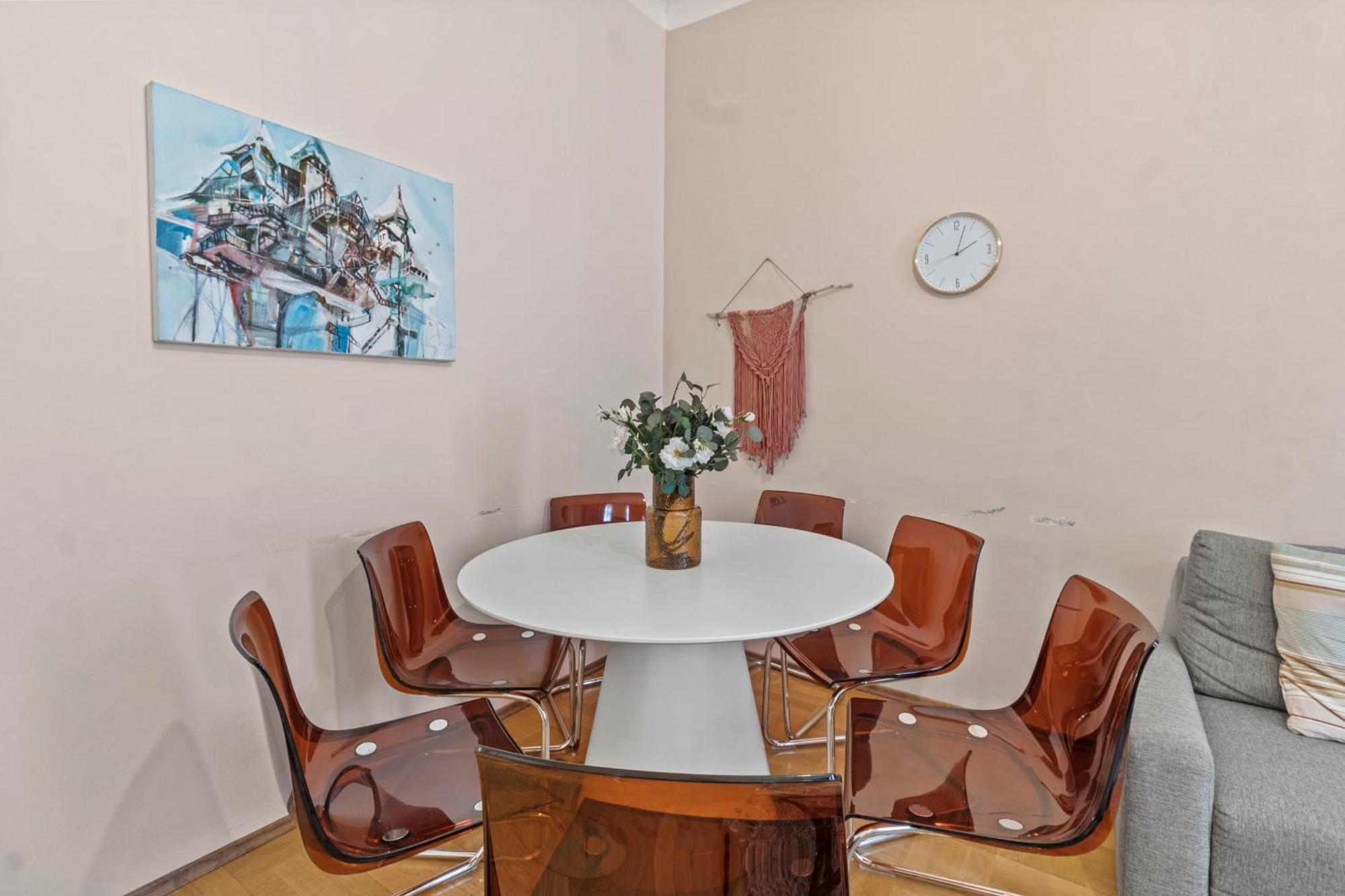 Spacious 2 Bedroom I 2 Minutes To Metro And Train Station *