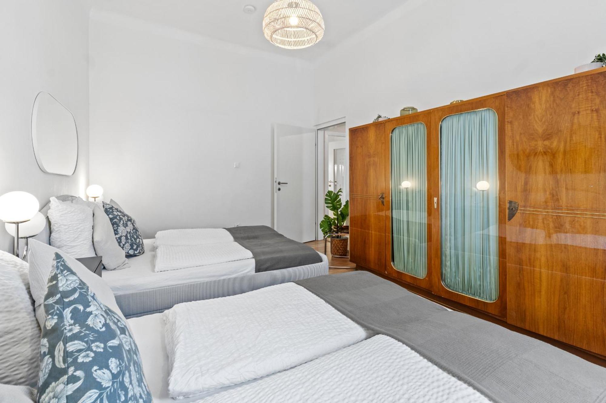 Spacious 2 Bedroom I 2 Minutes To Metro And Train Station Apartment