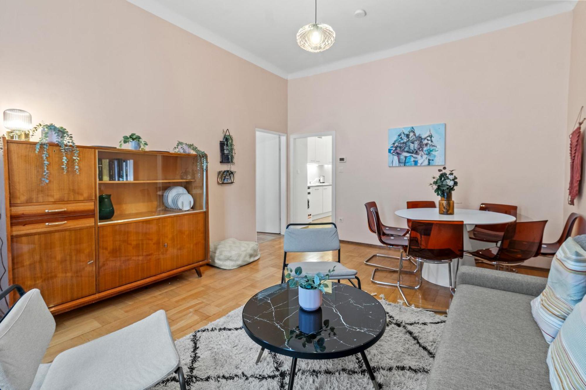 Apartment Spacious 2 Bedroom I 2 Minutes To Metro And Train Station