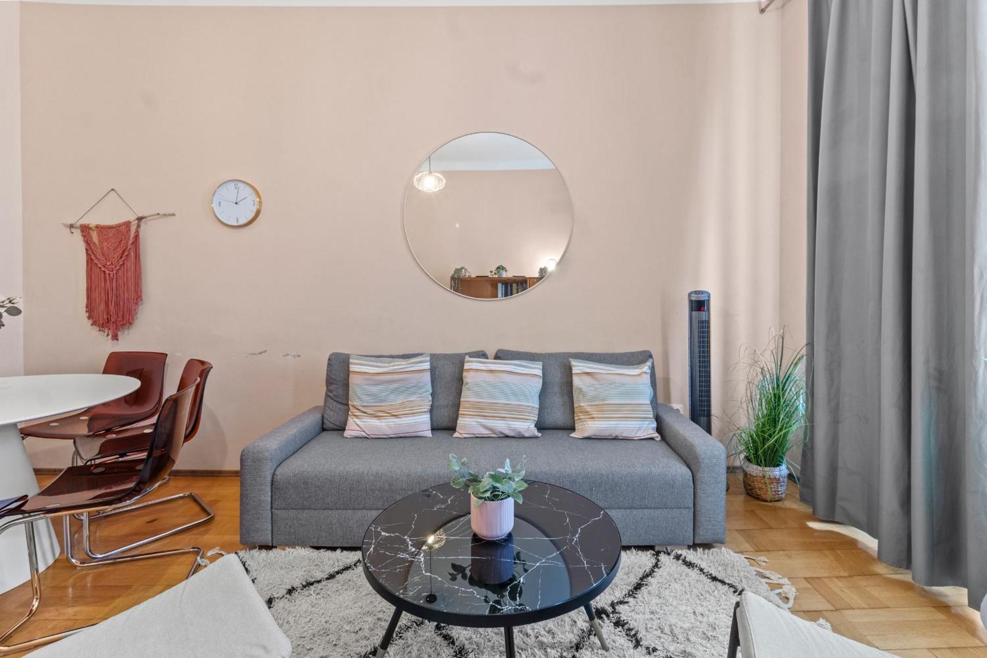 Spacious 2 Bedroom I 2 Minutes To Metro And Train Station Apartment *