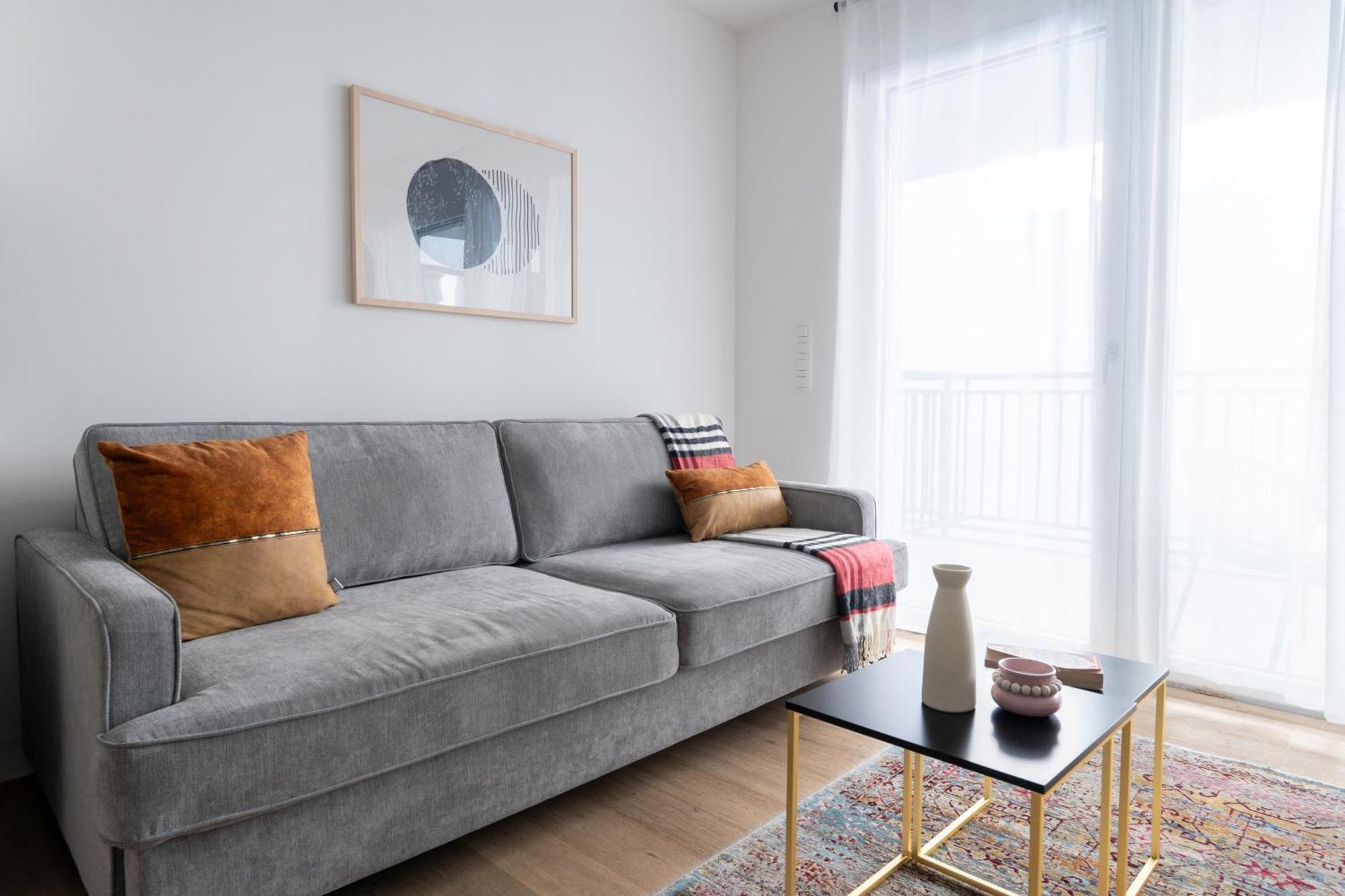 Elegant 1br Balcony Oasis By Hm