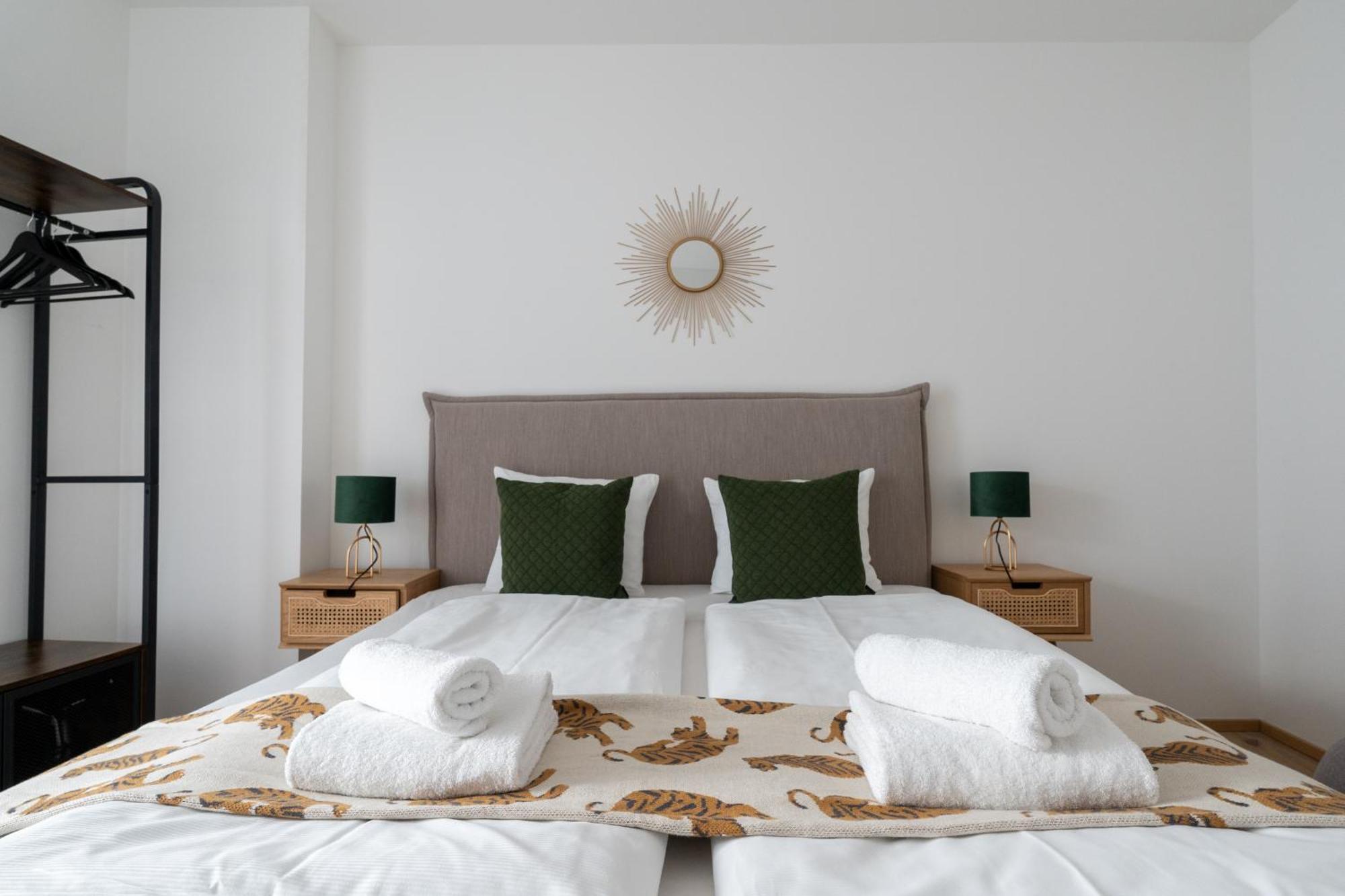 Apartment Elegant 1br Balcony Oasis By Hm