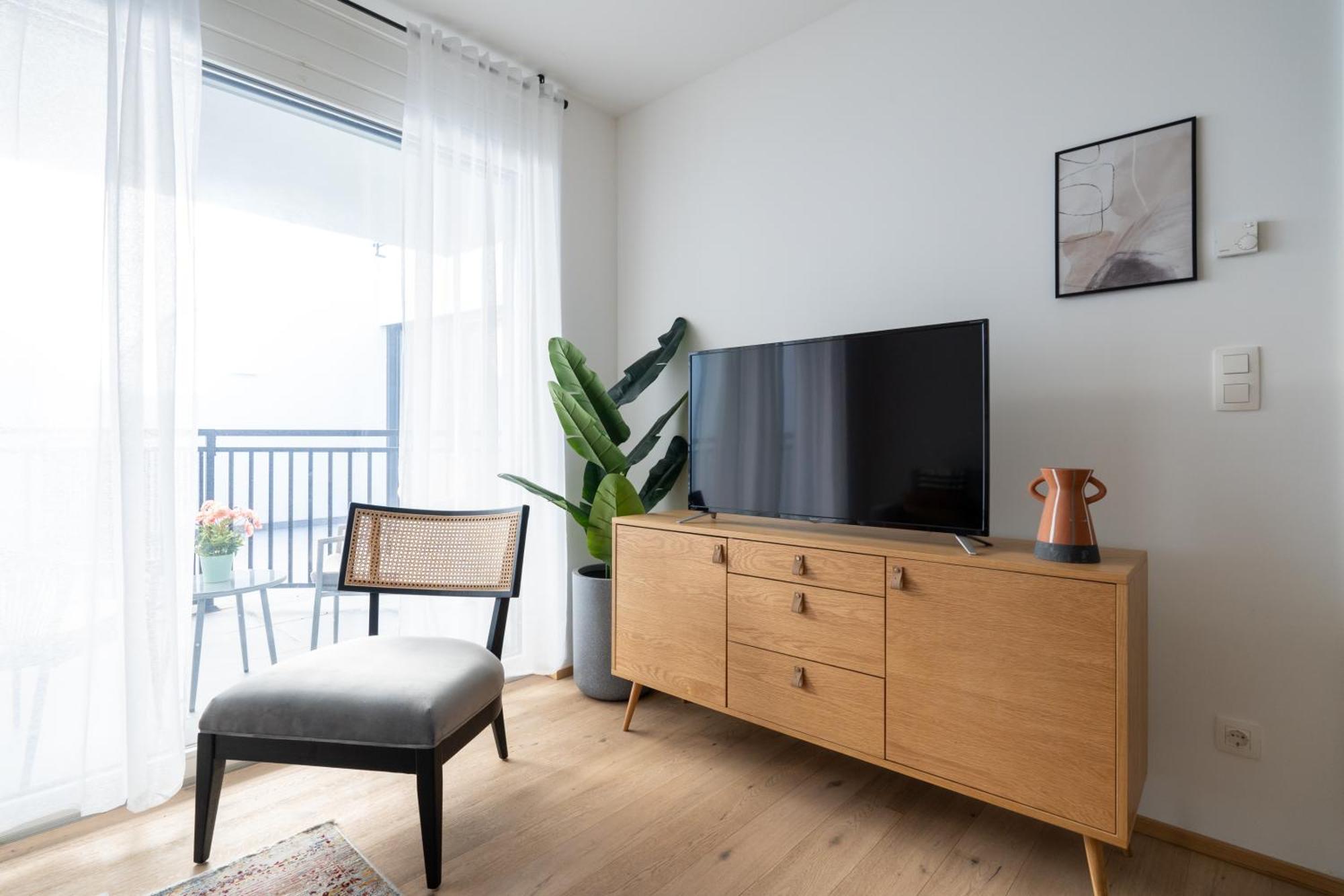 Elegant 1br Balcony Oasis By Hm
