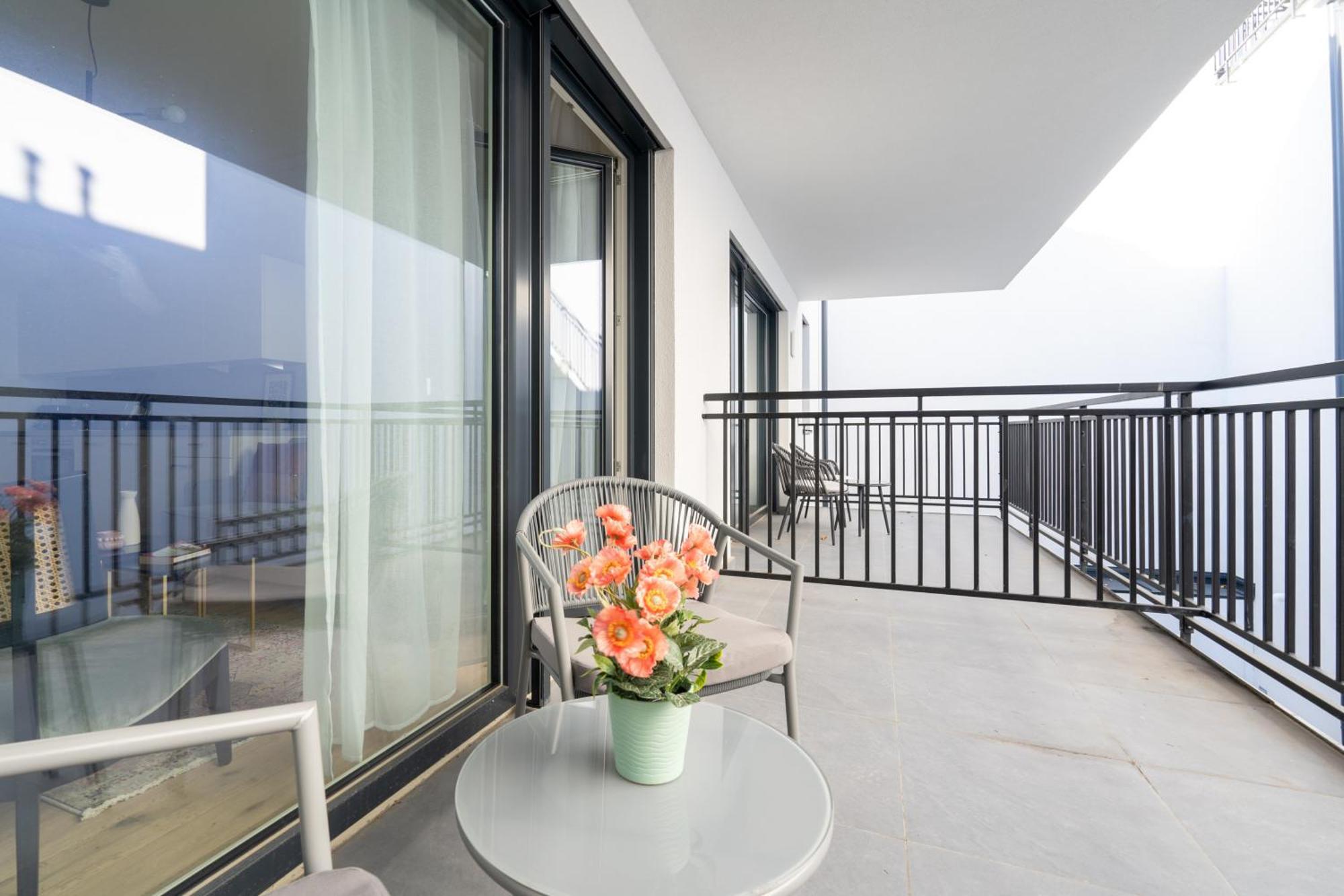 Elegant 1br Balcony Oasis By Hm *