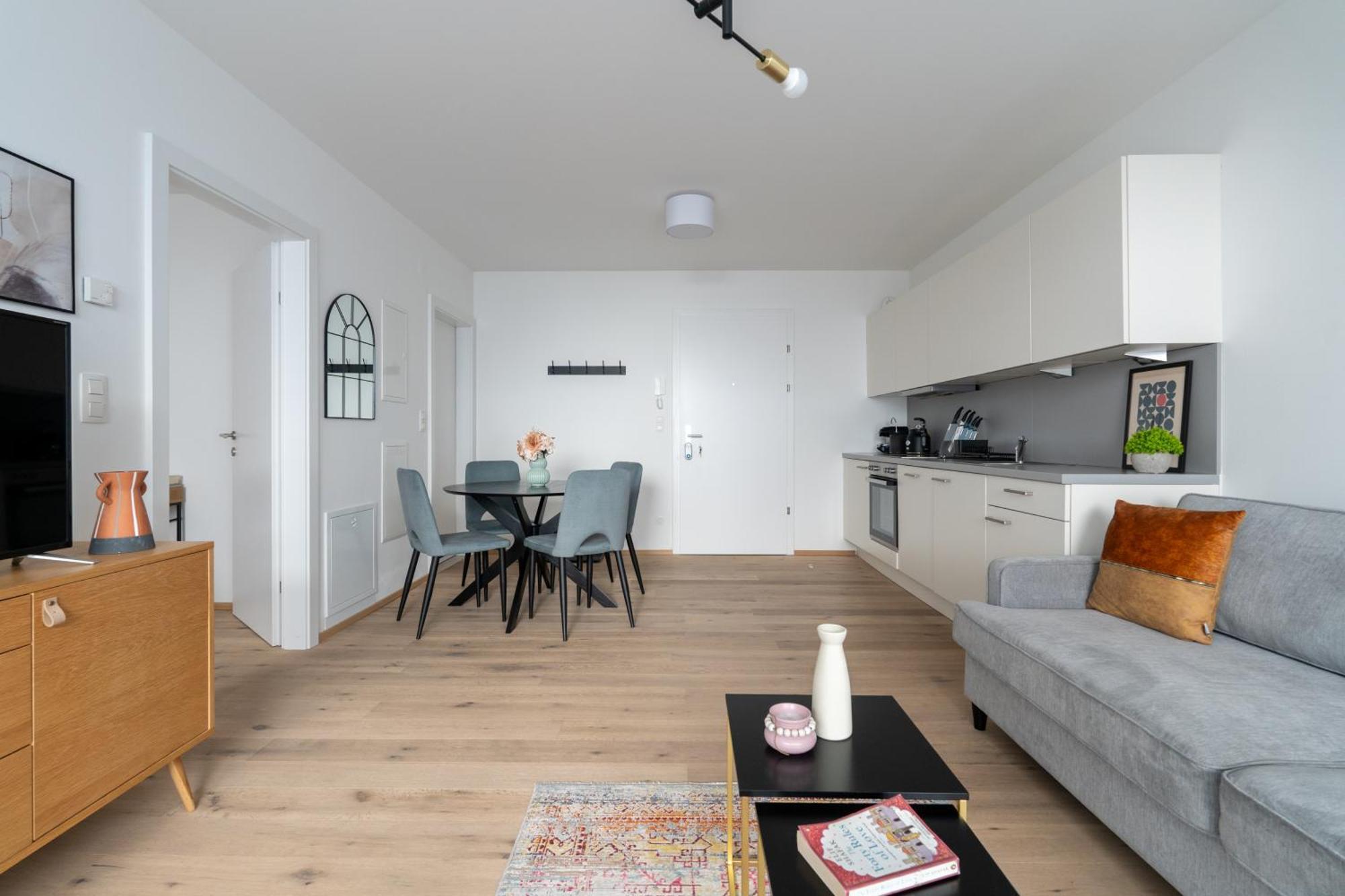 Elegant 1br Balcony Oasis By Hm