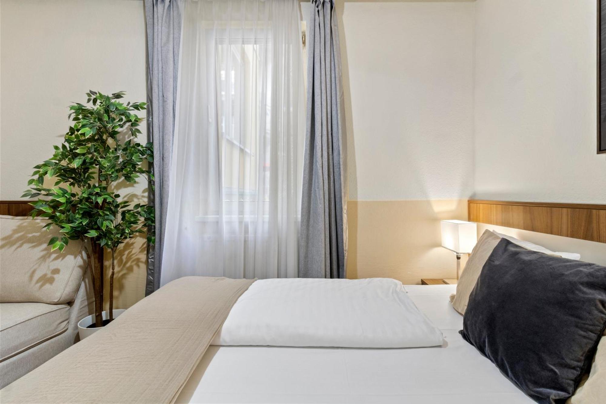Paid Parking I Calm Location I 10 Minutes To S-bahn Apartment *