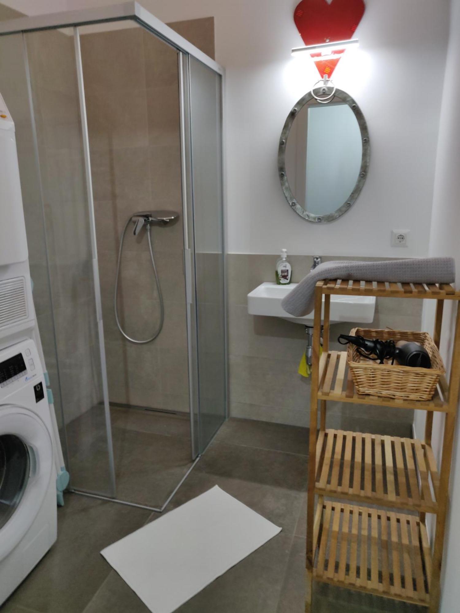 Beautiful With Parking, Brilliant Location *
