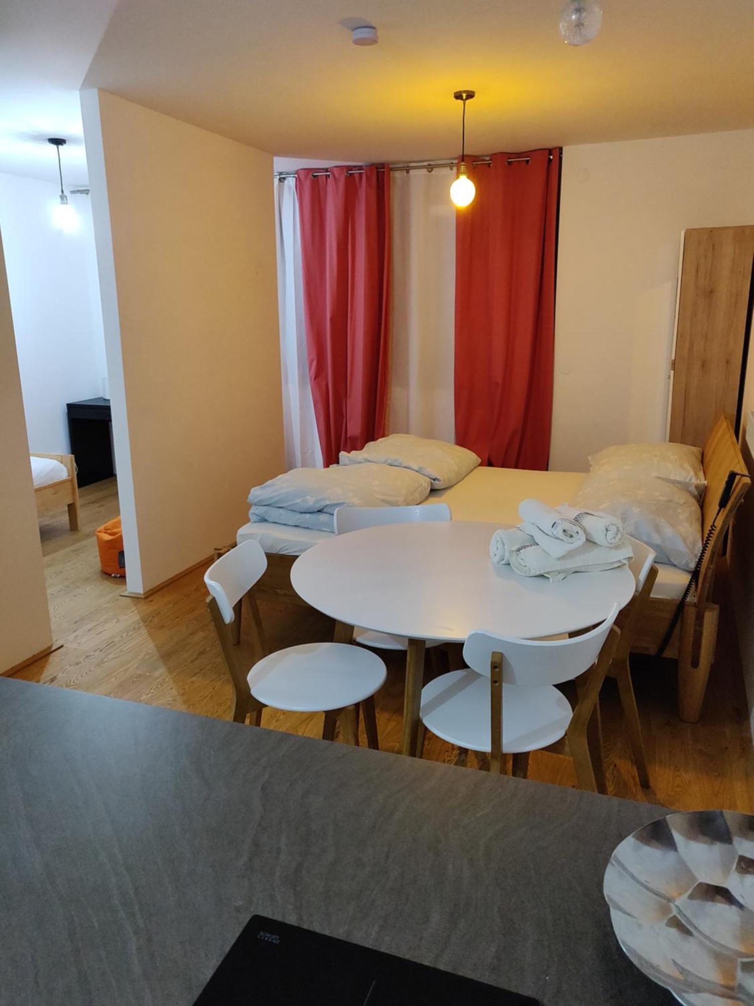 Beautiful With Parking, Brilliant Location Apartment Vienna