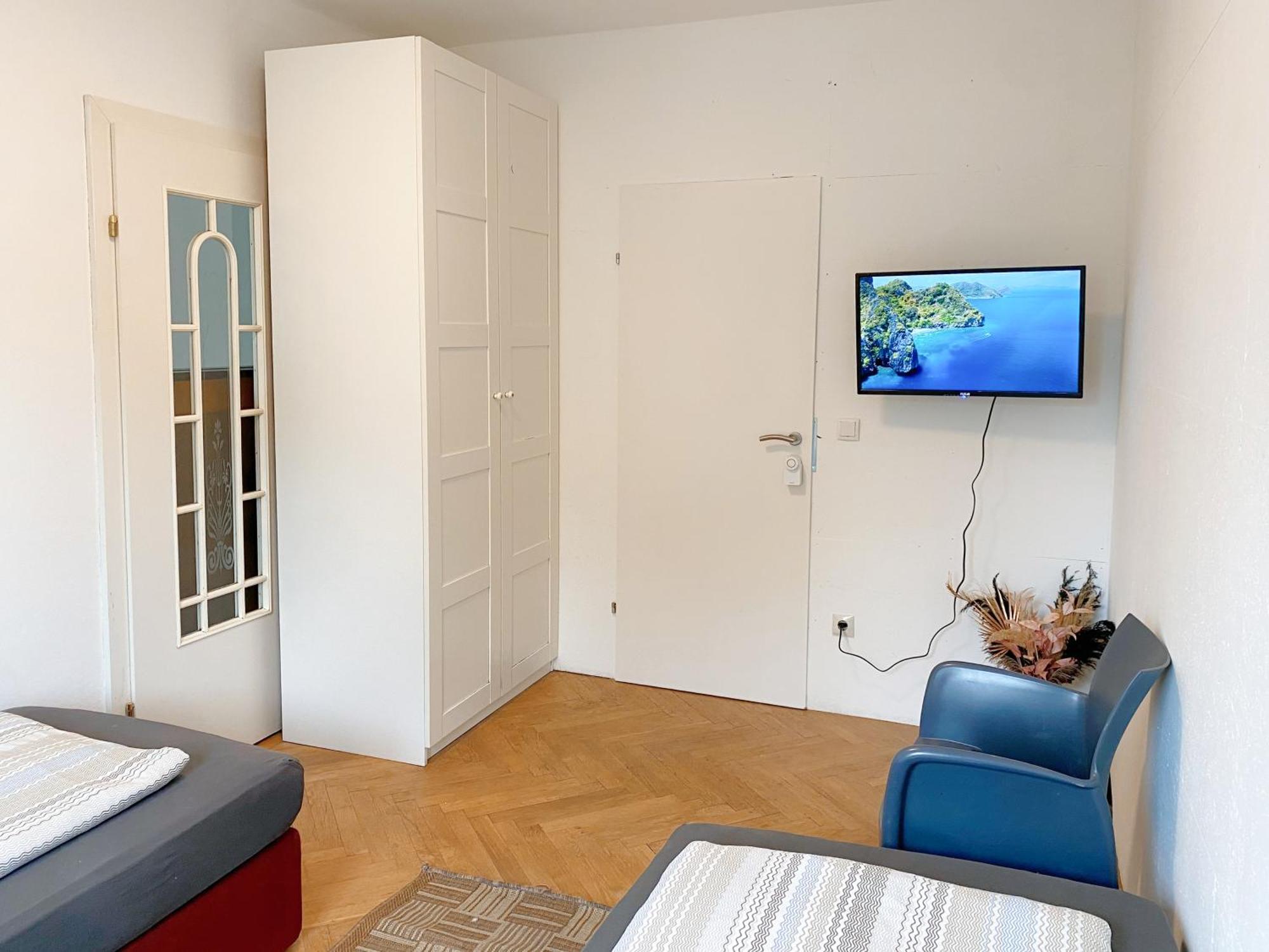 Hostel Royal Retreat - Steps From Schoenbrunn Palace!! Wien