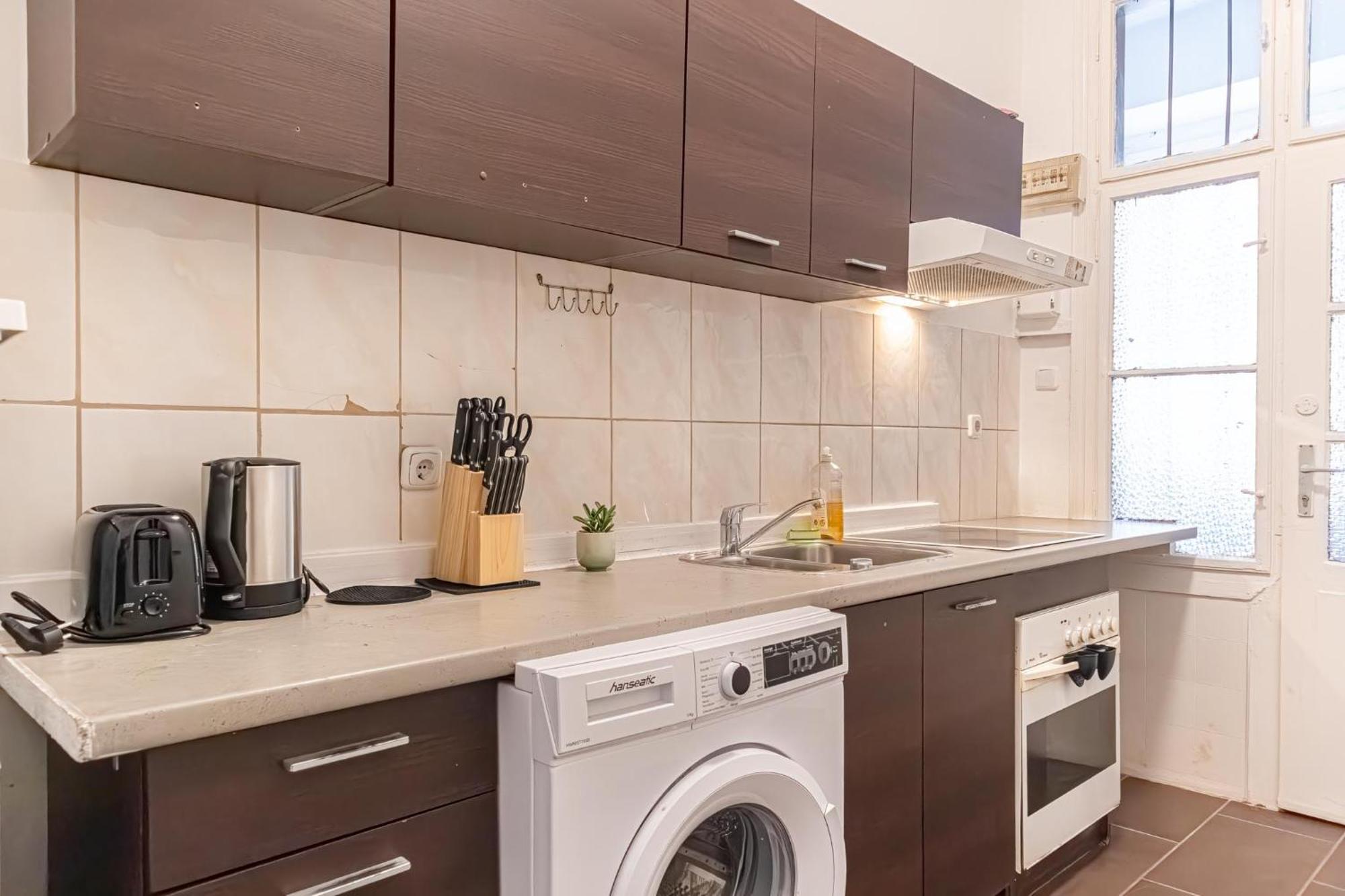 Economy Living- 1br In The Heart Of *