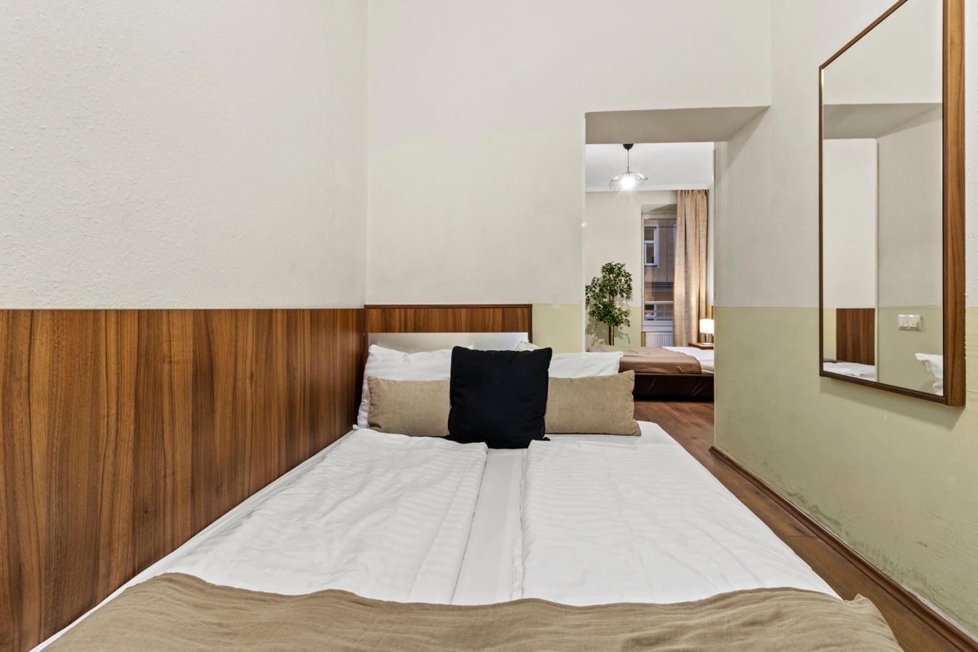 Paid Parking I Calm Location I 10 Minutes To S-bahn *