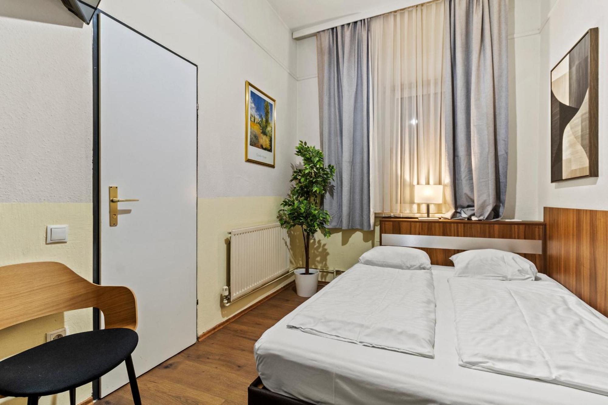 Paid Parking I Calm Location I 10 Minutes To S-bahn Apartment *