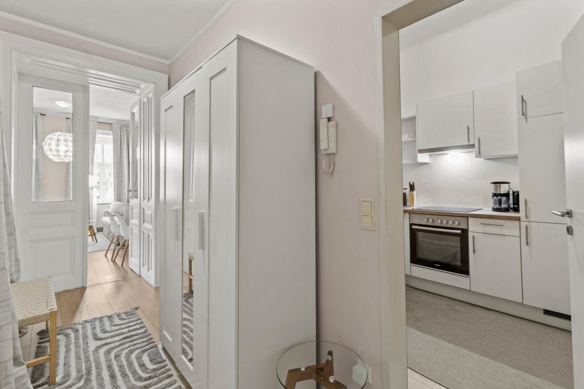 3 Minutes To Metro I At Guertel I Fast Wifi Apartment