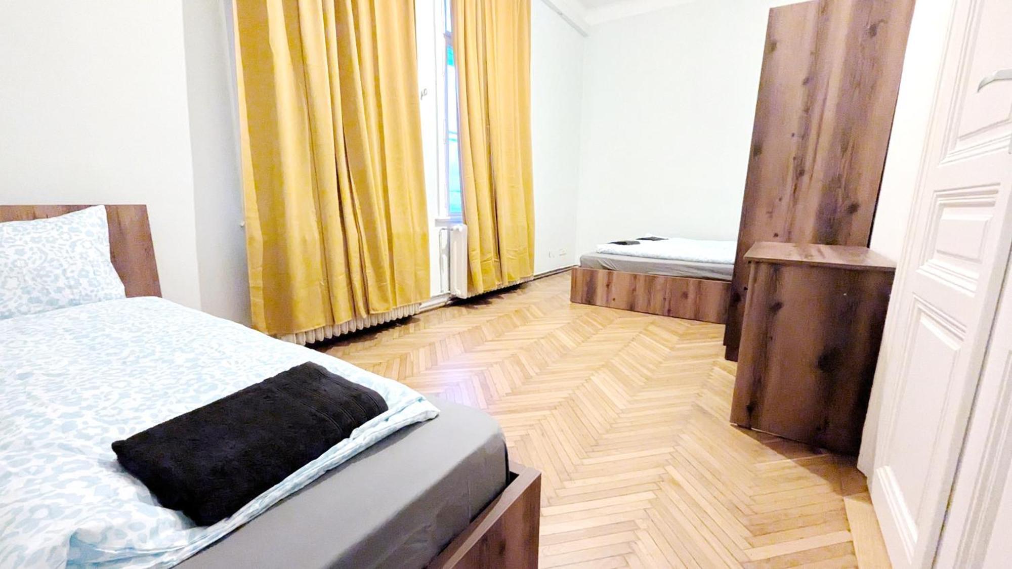 Spacious - 15 Min From Airport & Center, 5 Min From Main-bus Station Ez 1-9 Privatunterkunft *