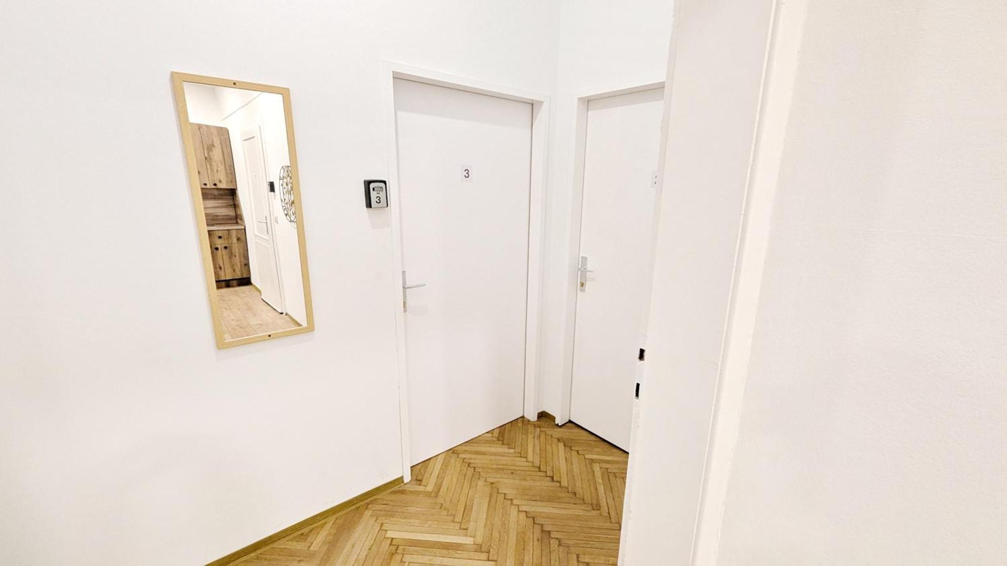 Privatunterkunft Spacious - 15 Min From Airport & Center, 5 Min From Main-bus Station Ez 1-9 *