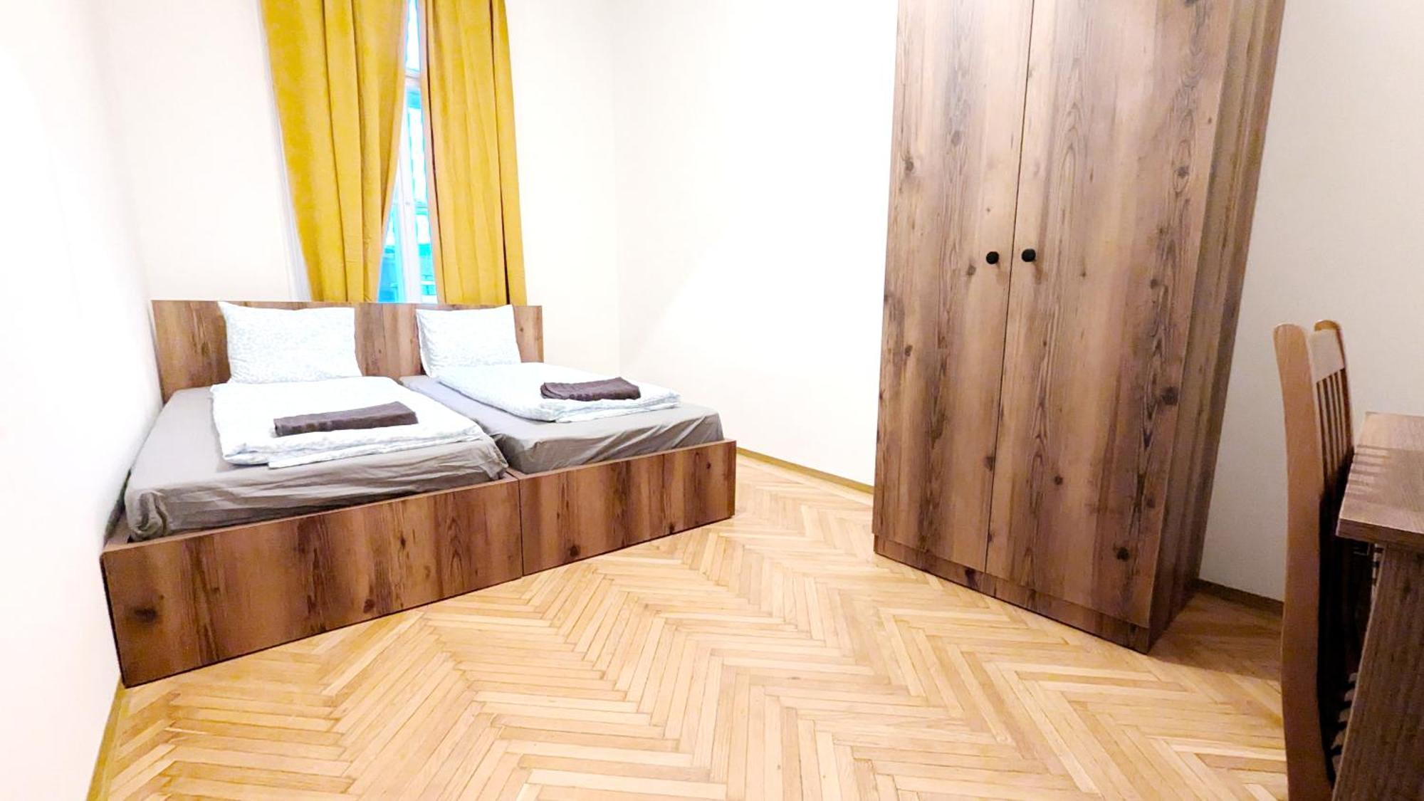 Spacious - 15 Min From Airport & Center, 5 Min From Main-bus Station Ez 1-9 Privatunterkunft *