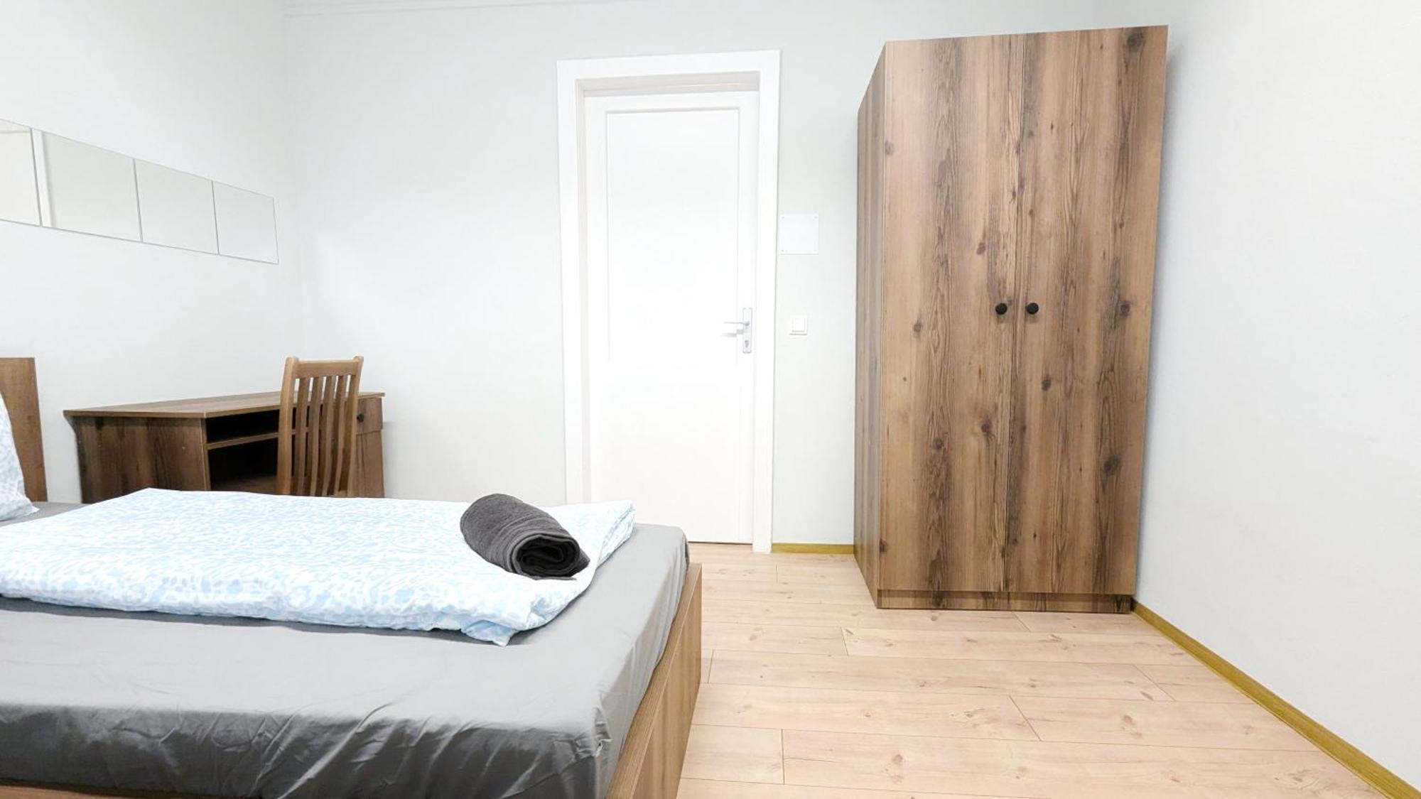 Spacious - 15 Min From Airport & Center, 5 Min From Main-bus Station Ez 1-9 *