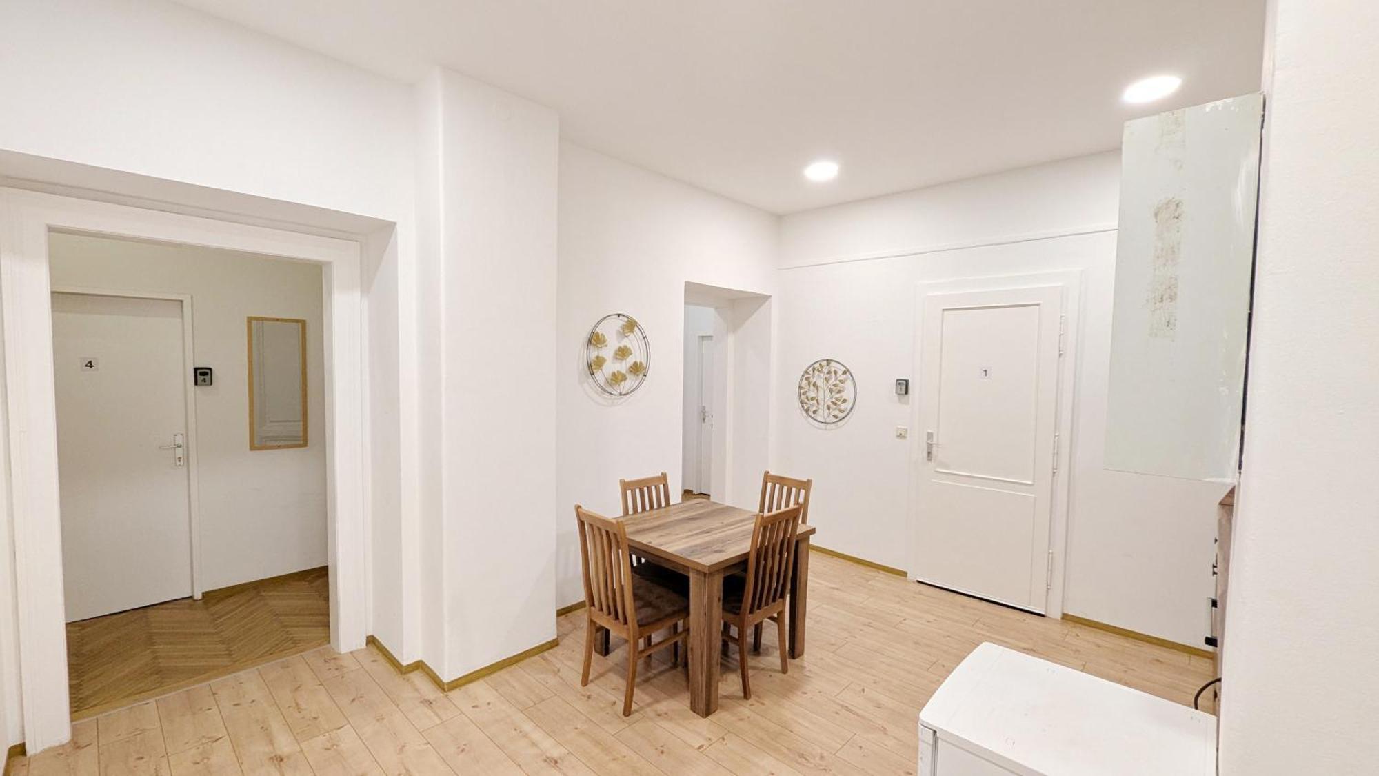 Spacious - 15 Min From Airport & Center, 5 Min From Main-bus Station Ez 1-9 Privatunterkunft