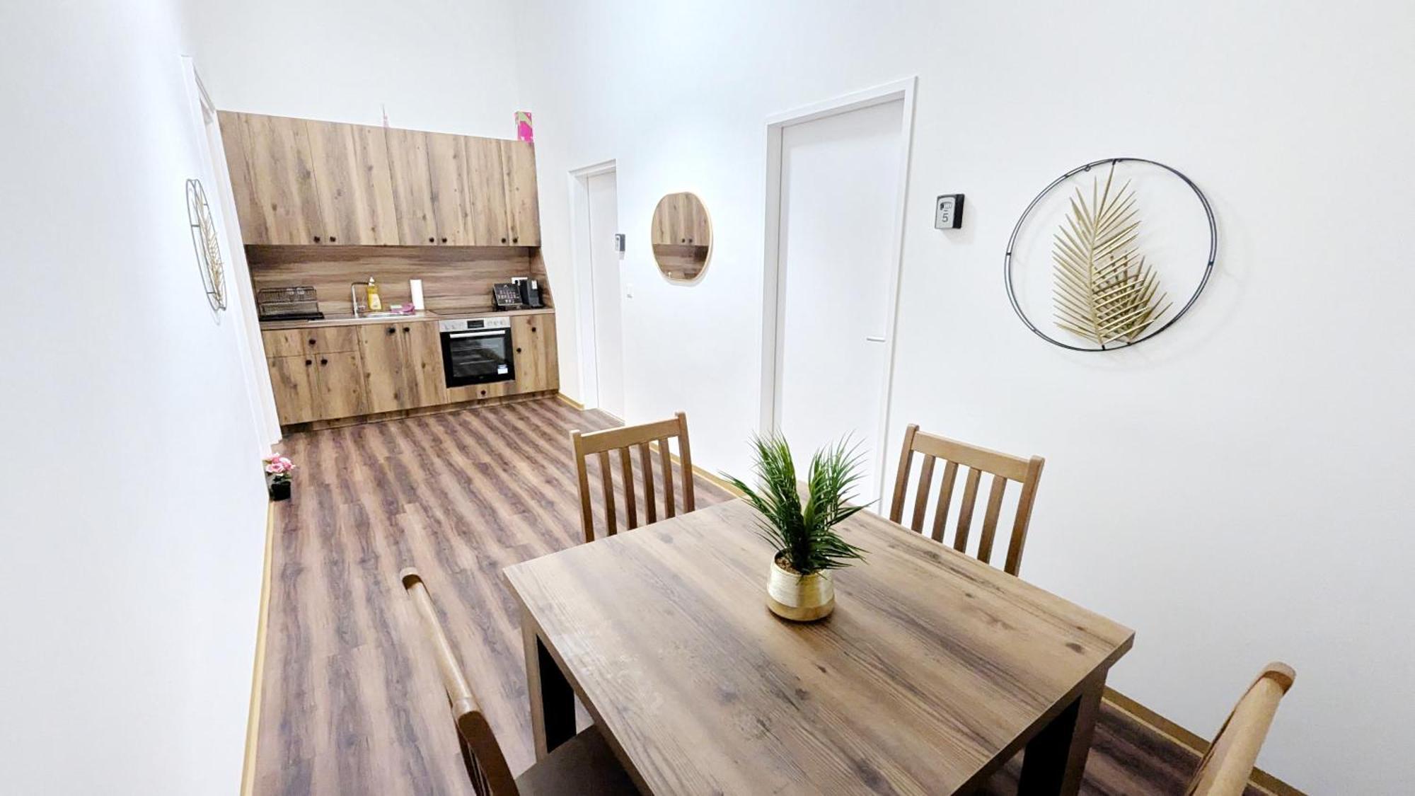 Spacious - 15 Min From Airport & Center, 5 Min From Main-bus Station Ez 1-9 Privatunterkunft