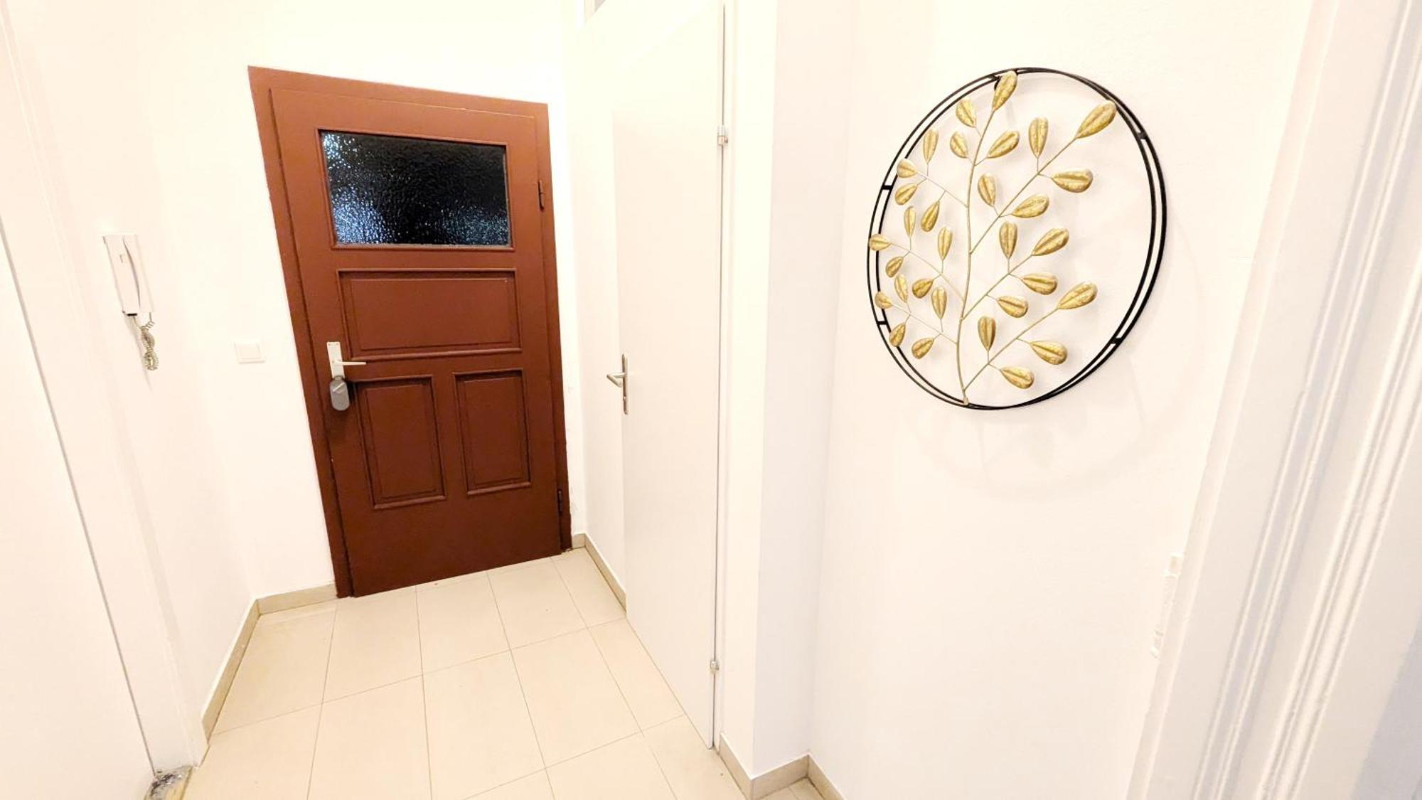 Spacious - 15 Min From Airport & Center, 5 Min From Main-bus Station Ez 1-9 * Wien