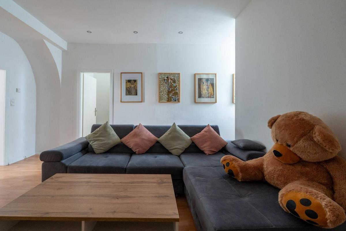 Spacious Stone Central Apartment Vienna