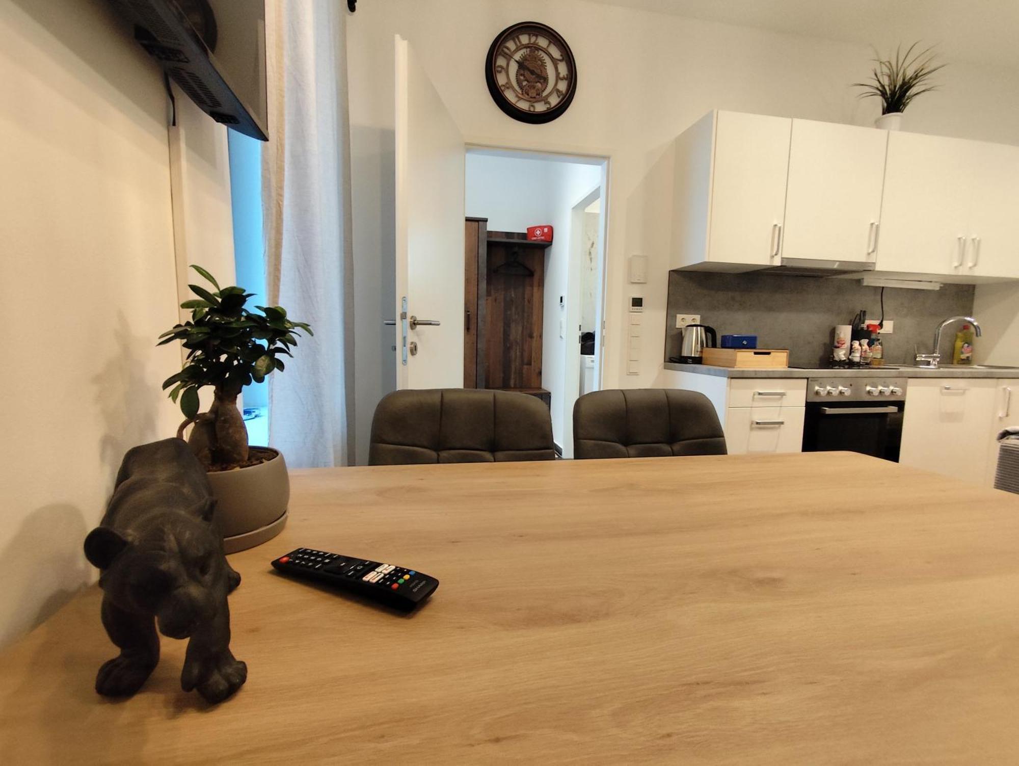 Cozy In Location With Free Parking Apartment *