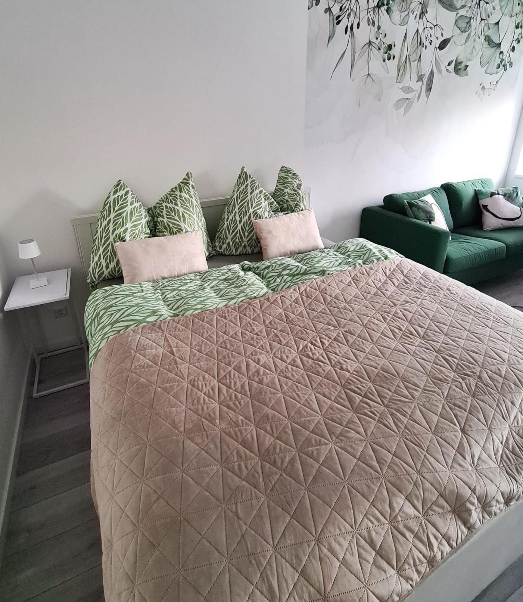 Urban Hideaway Airport Connection Apartment