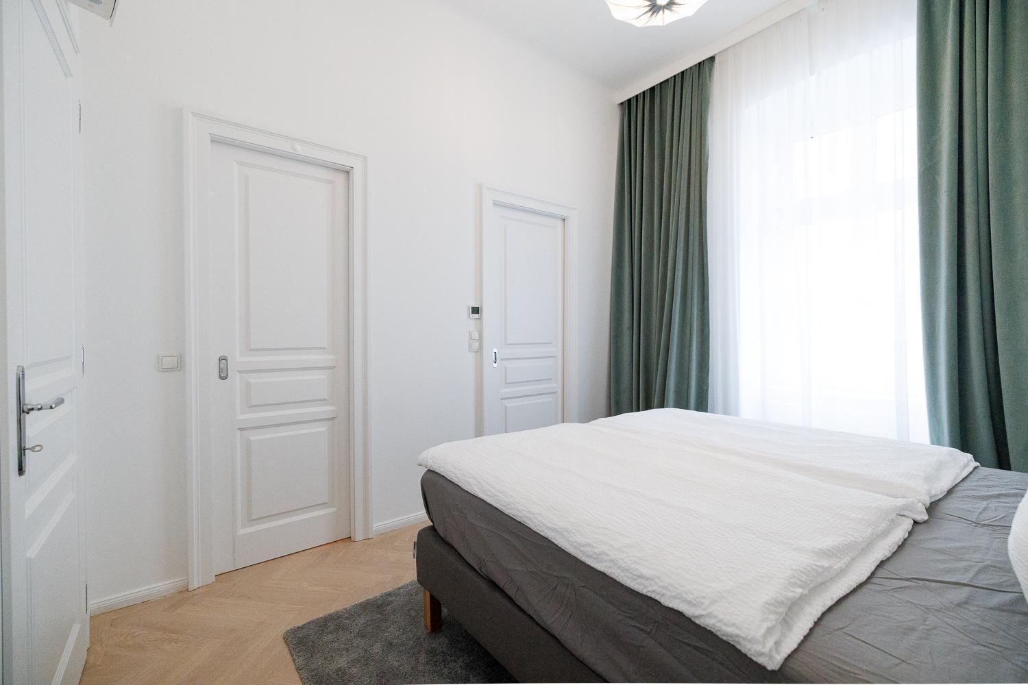 Ultra Spacious 3-bedroom 3-bath Steps From Vienna's Historic Heart