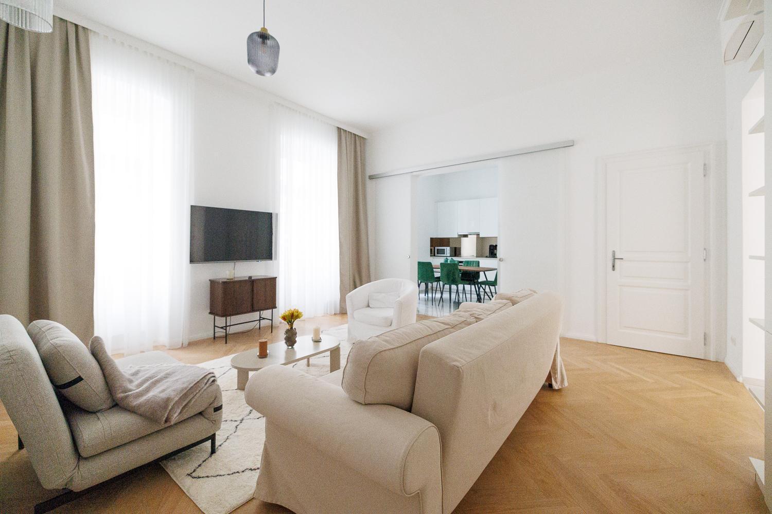 Ultra Spacious 3-bedroom 3-bath Steps From Vienna's Historic Heart *