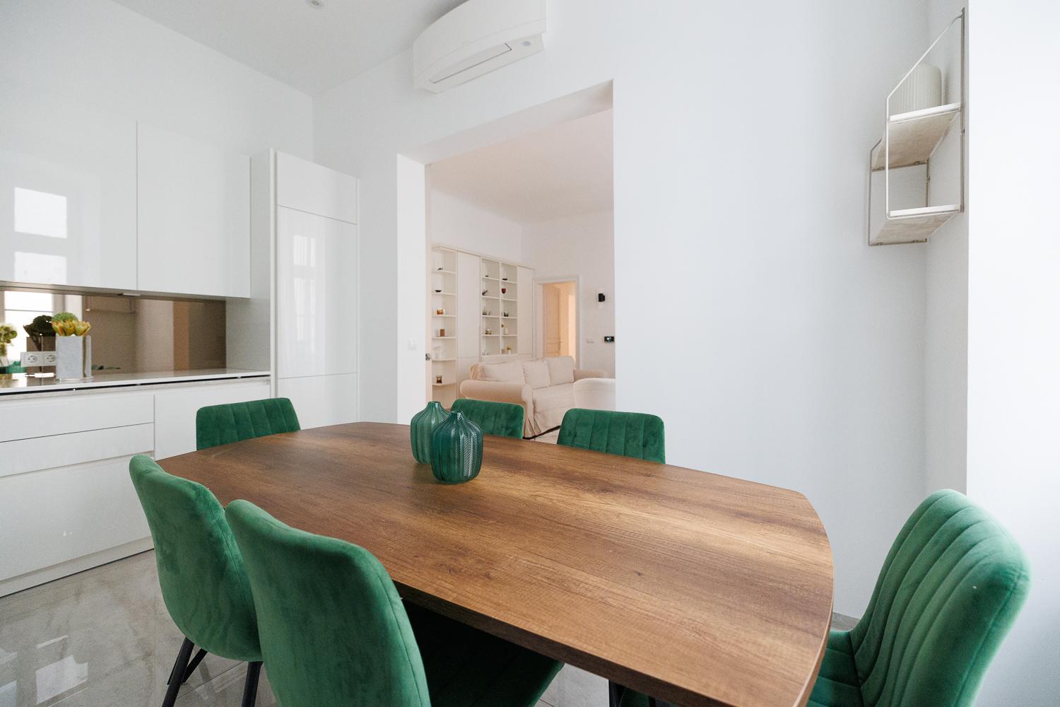 Ultra Spacious 3-bedroom 3-bath Steps From Vienna's Historic Heart Apartment *