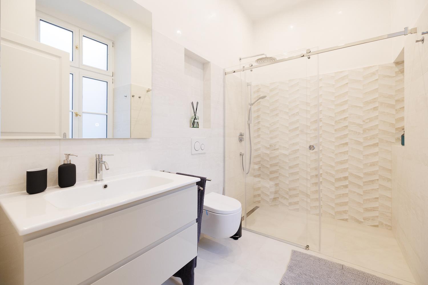 Ultra Spacious 3-bedroom 3-bath Steps From Vienna's Historic Heart Apartment