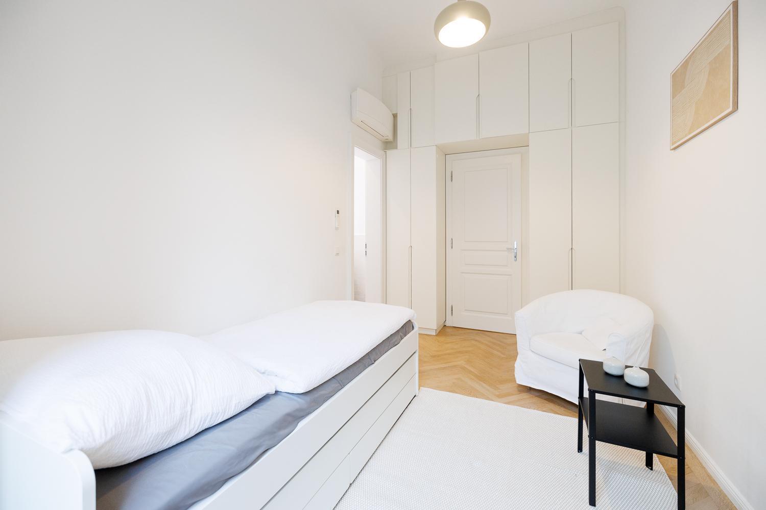 Ultra Spacious 3-bedroom 3-bath Steps From Vienna's Historic Heart *