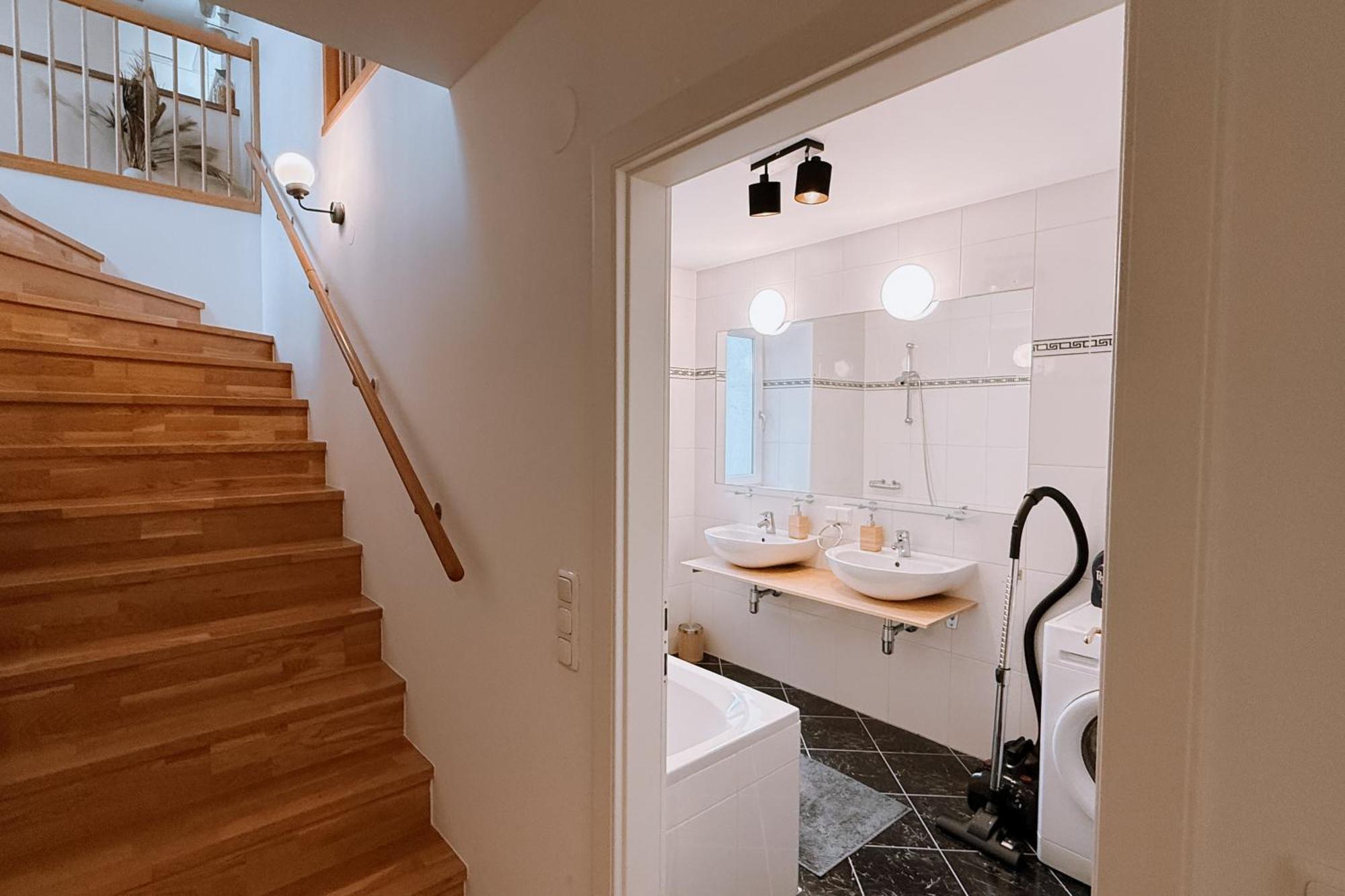 Apartment 90qm, 3 Bedrooms, Near Schoenbrunn, Balcony - Axara Housing