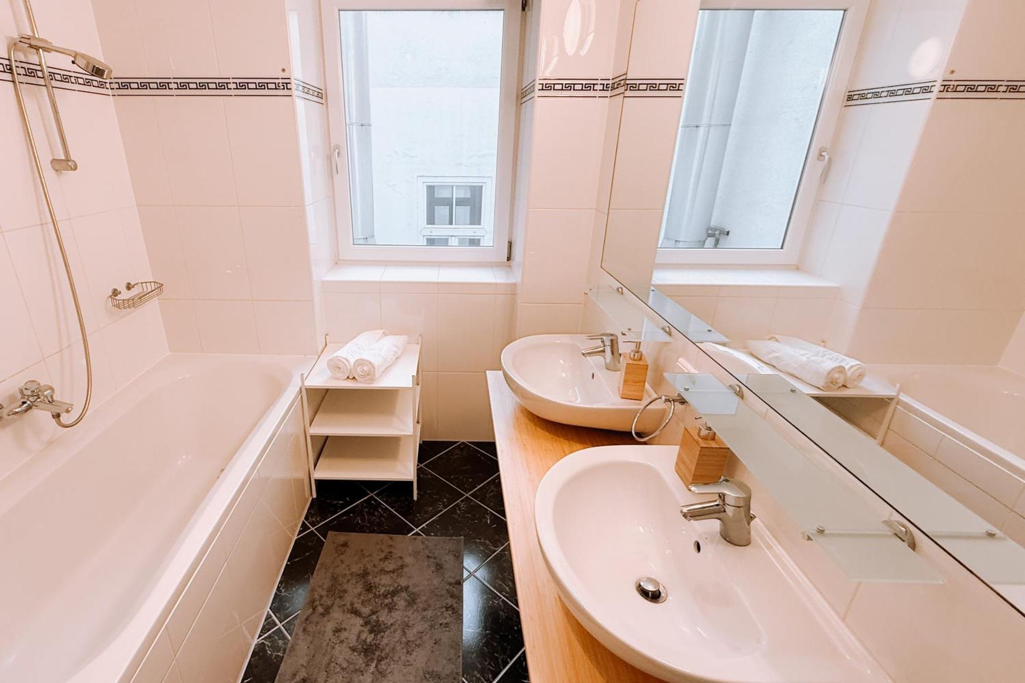 Apartment 90qm, 3 Bedrooms, Near Schoenbrunn, Balcony - Axara Housing *