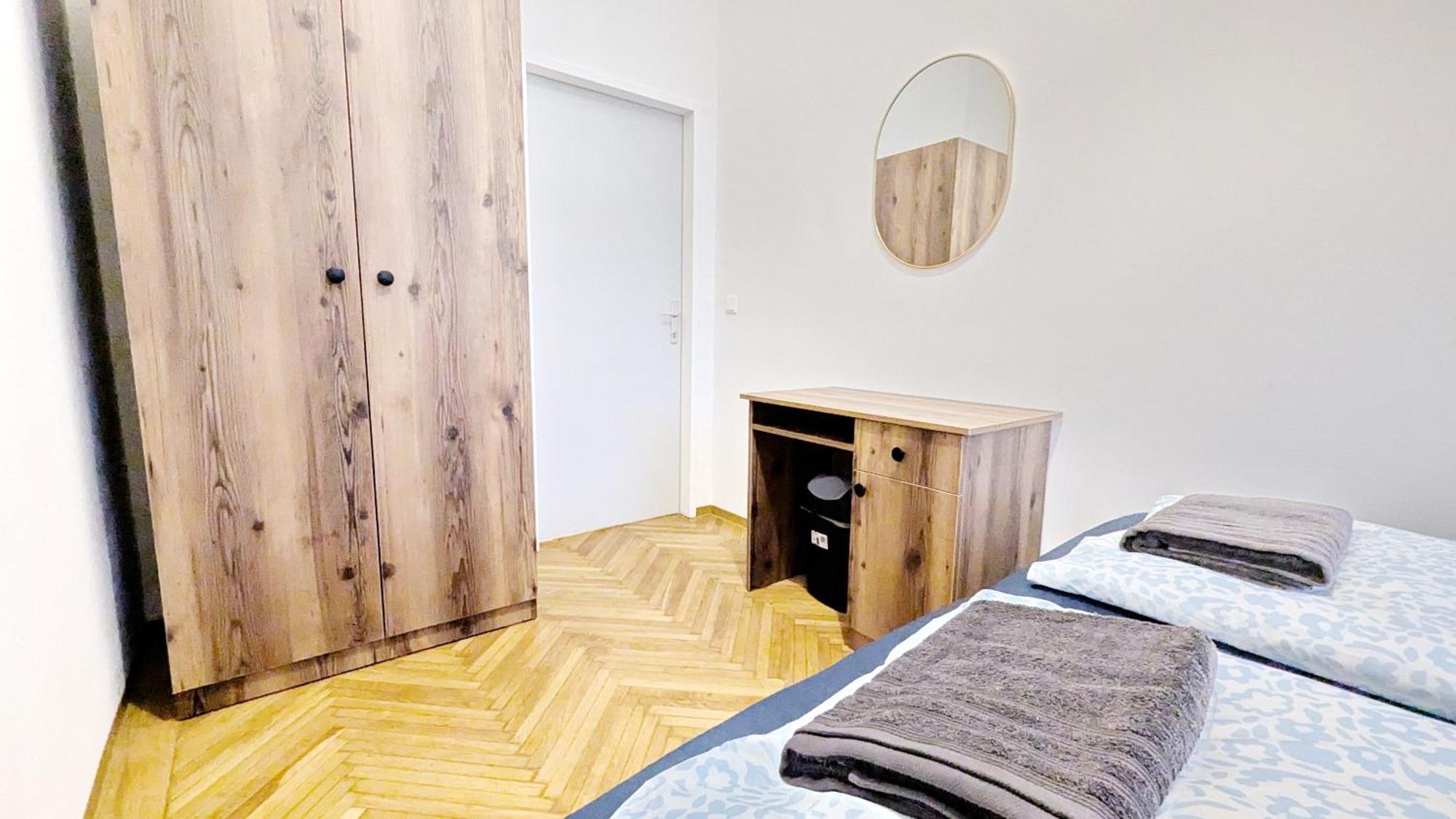 Homestay Spacious - 15 Min From Airport & Center, 5 Min From Main-bus Station Ez 7-8 *