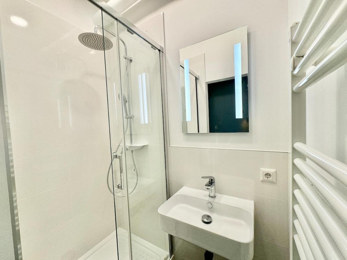 Stylish & Renovated With Free Parking Apartment