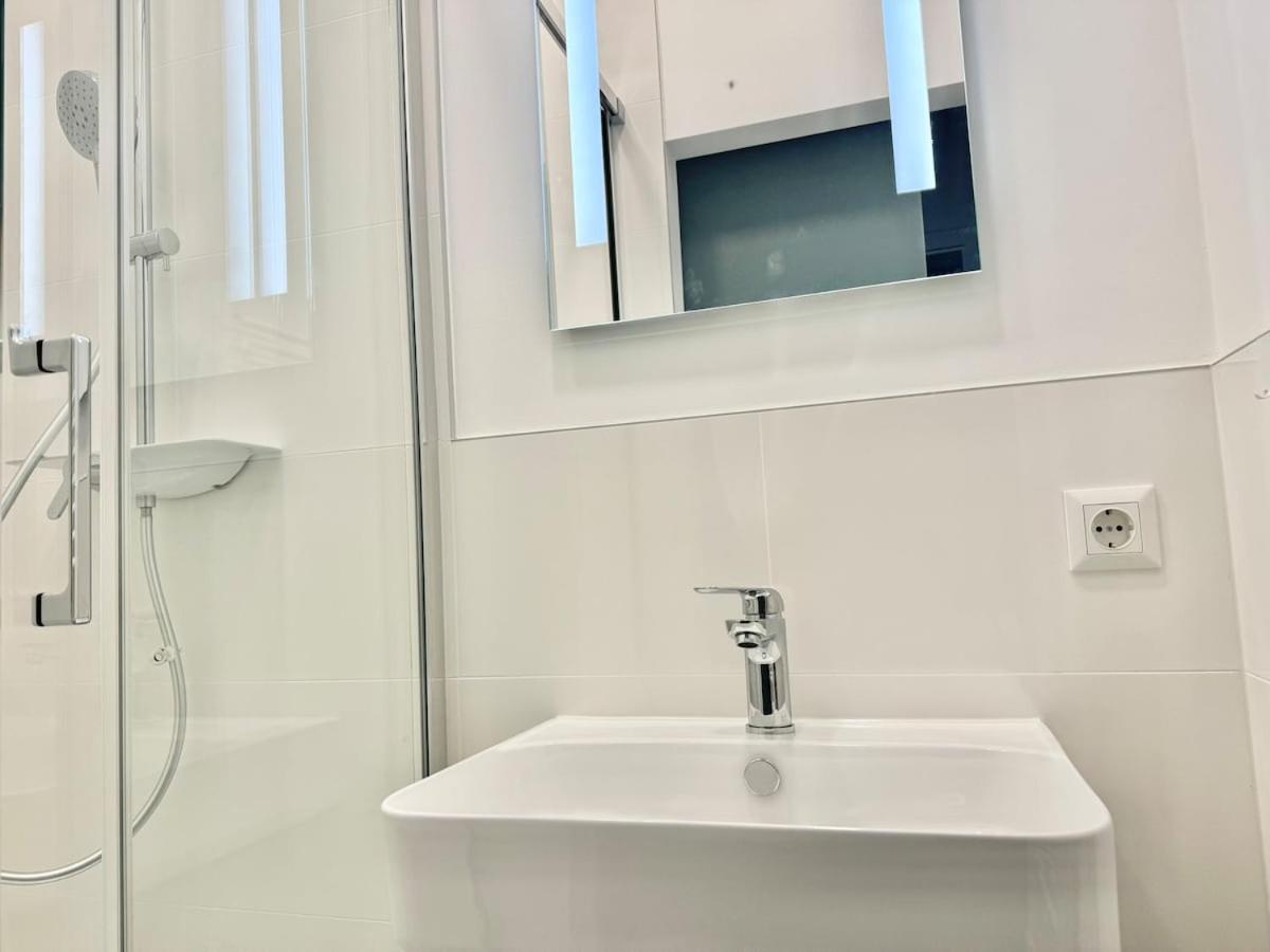 Stylish & Renovated With Free Parking Apartment