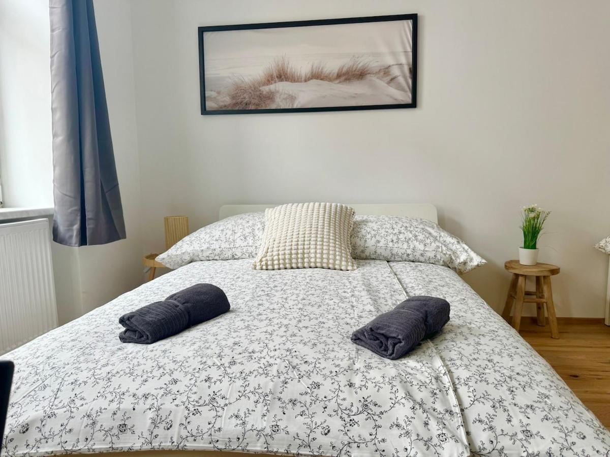 Stylish & Renovated With Free Parking Apartment *