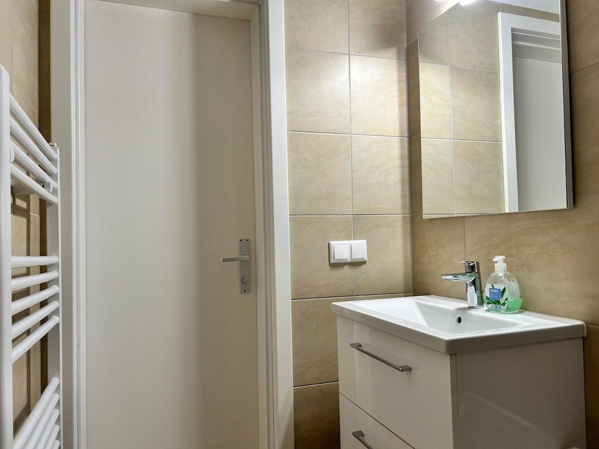 Sunny & Calm With Free Parking Apartment Vienna