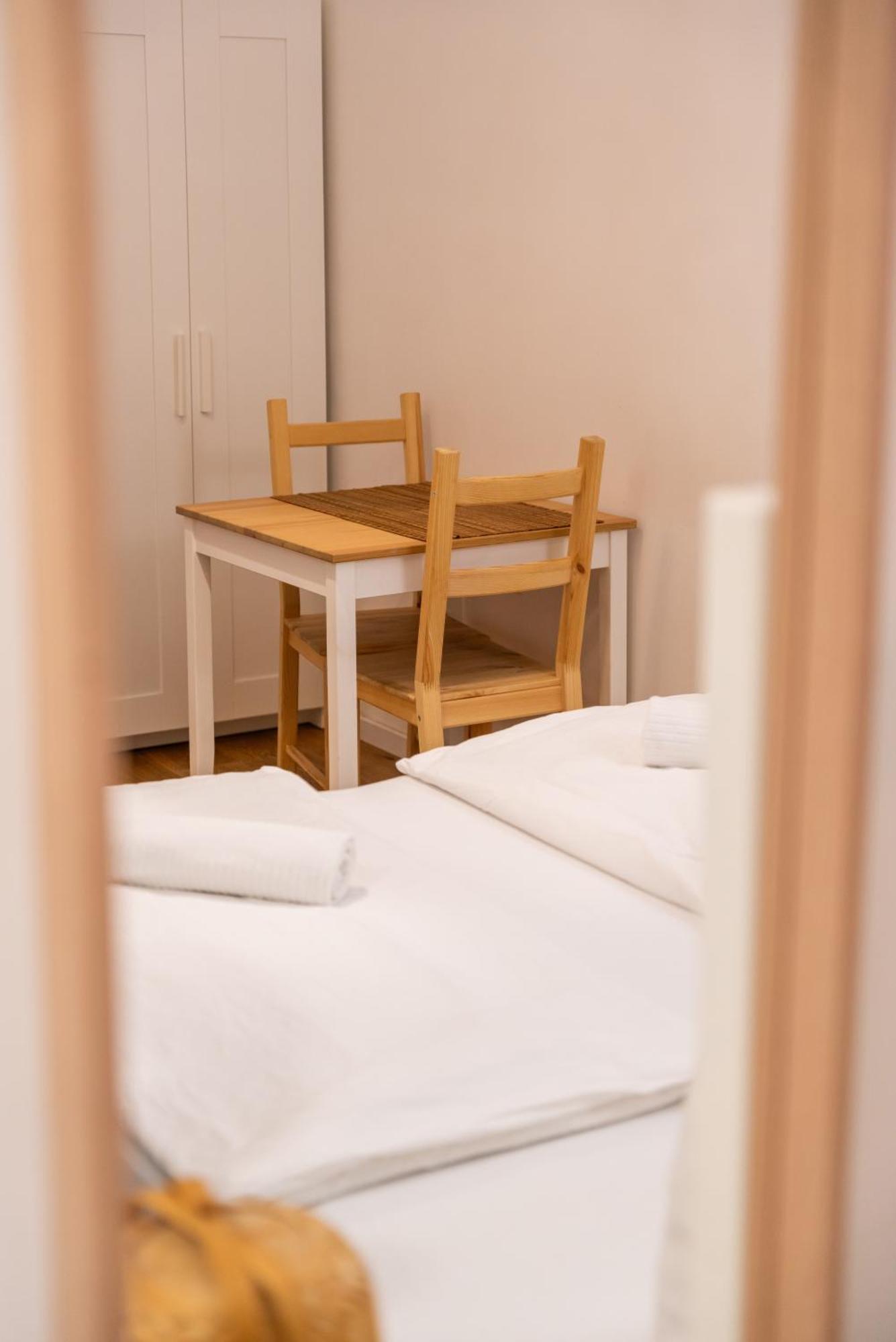 - Metro 1160 Apartment *